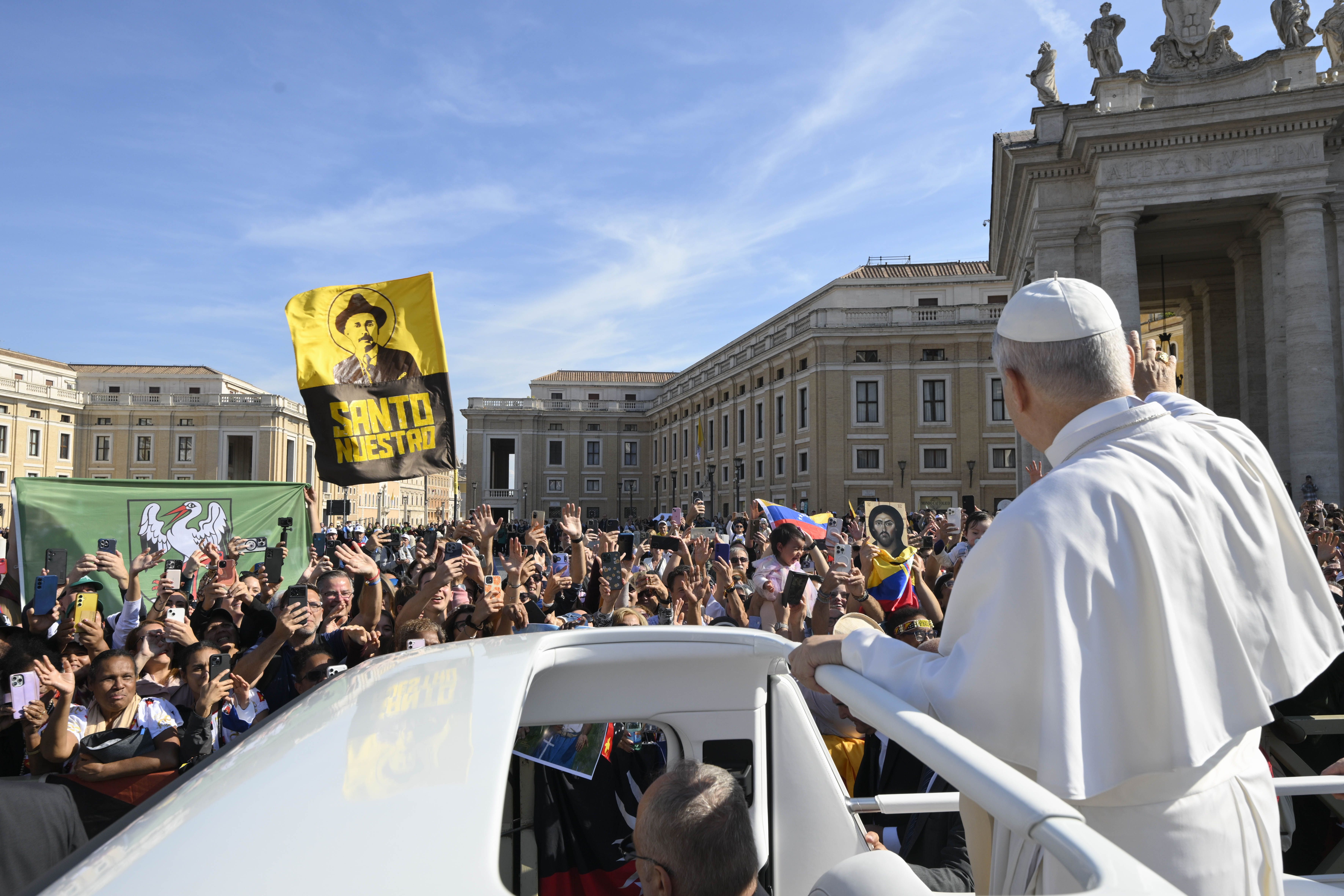 L'immagine del “medico del popolo” venezuelano José Gregorio Hernández Cisneros appena canonizzato da Leone XIV che passa fra la folla in piazza San Pietro / VATICAN MEDIA