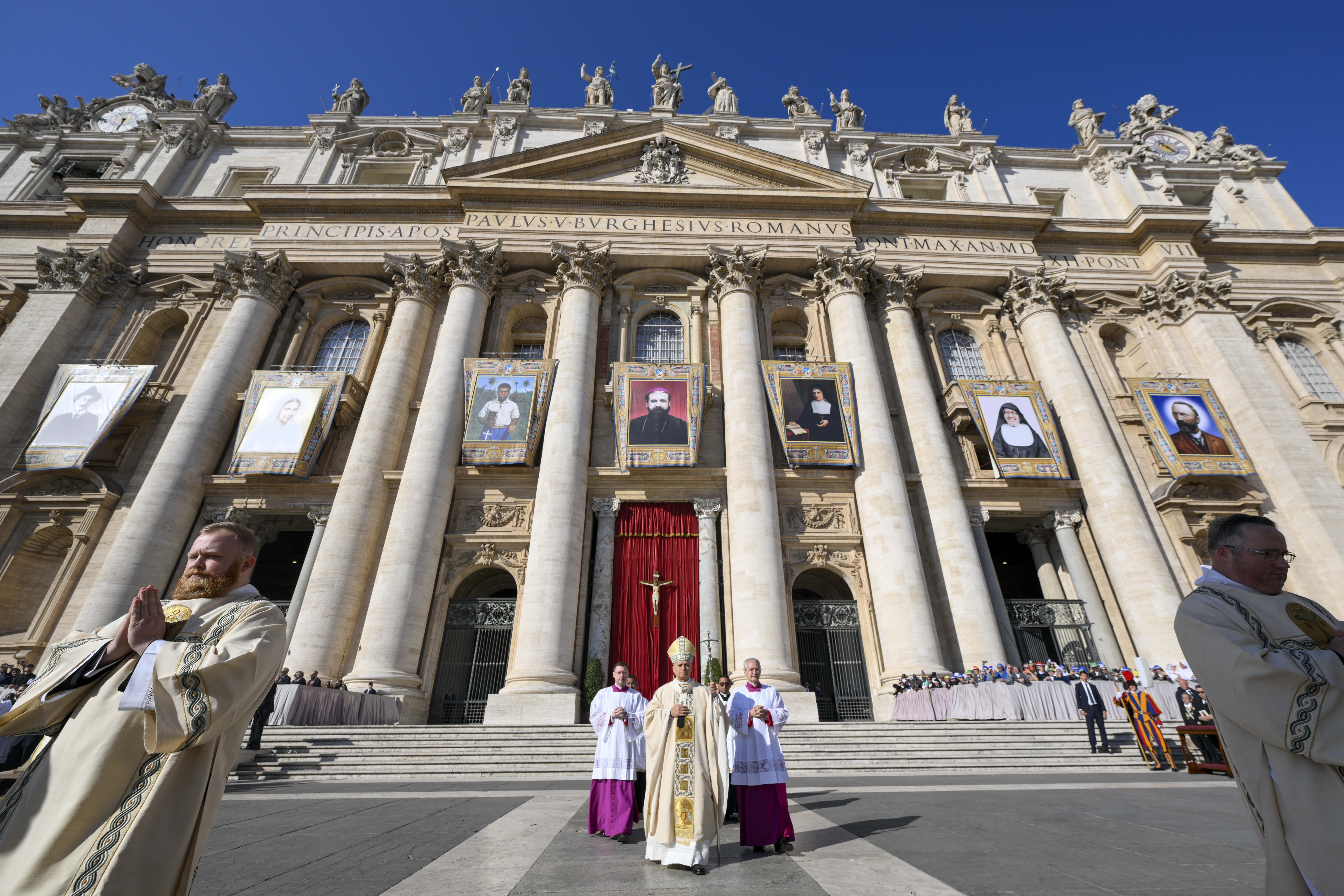 Papa Leone XIV all'inizio della Messa in piazza San Pietro in cui ha proclamato sette nuovi santi / VATICAN MEDIA