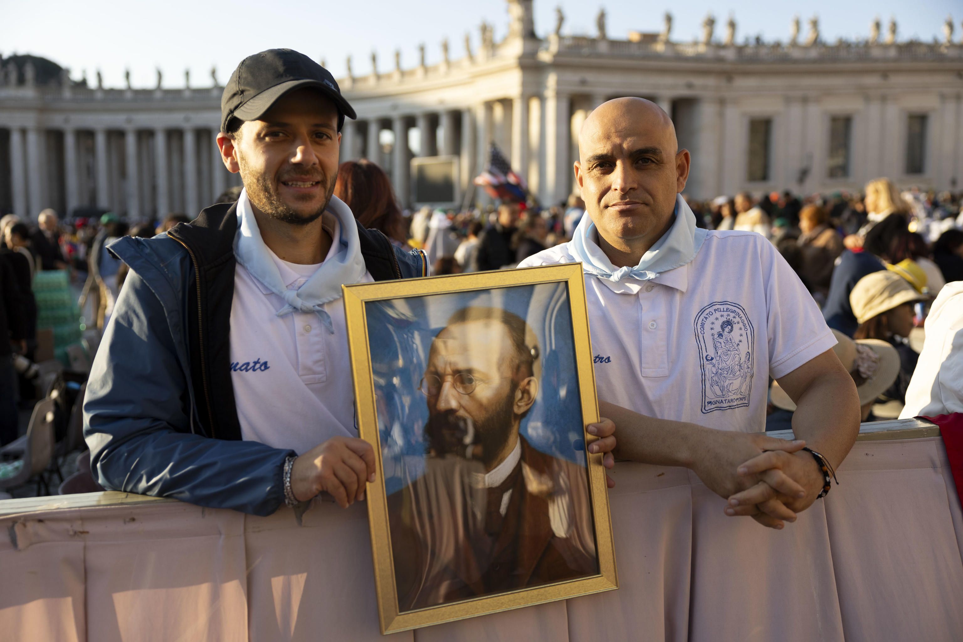 Il ritratto di san Bartolo Longo tenuto da due pellegrini in piazza San Pietro durante la Messa di canonizzazione presieduta da Leone XIV / ANSA