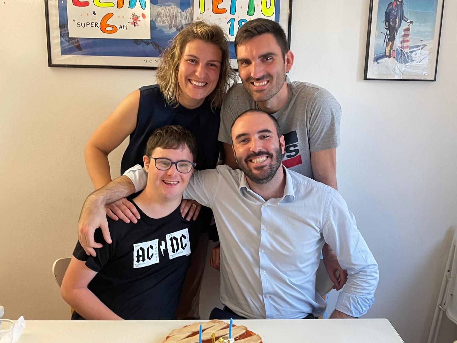 Pietro con Giovanni e dietro di loro gli altri fratelli: Camilla e Tommaso