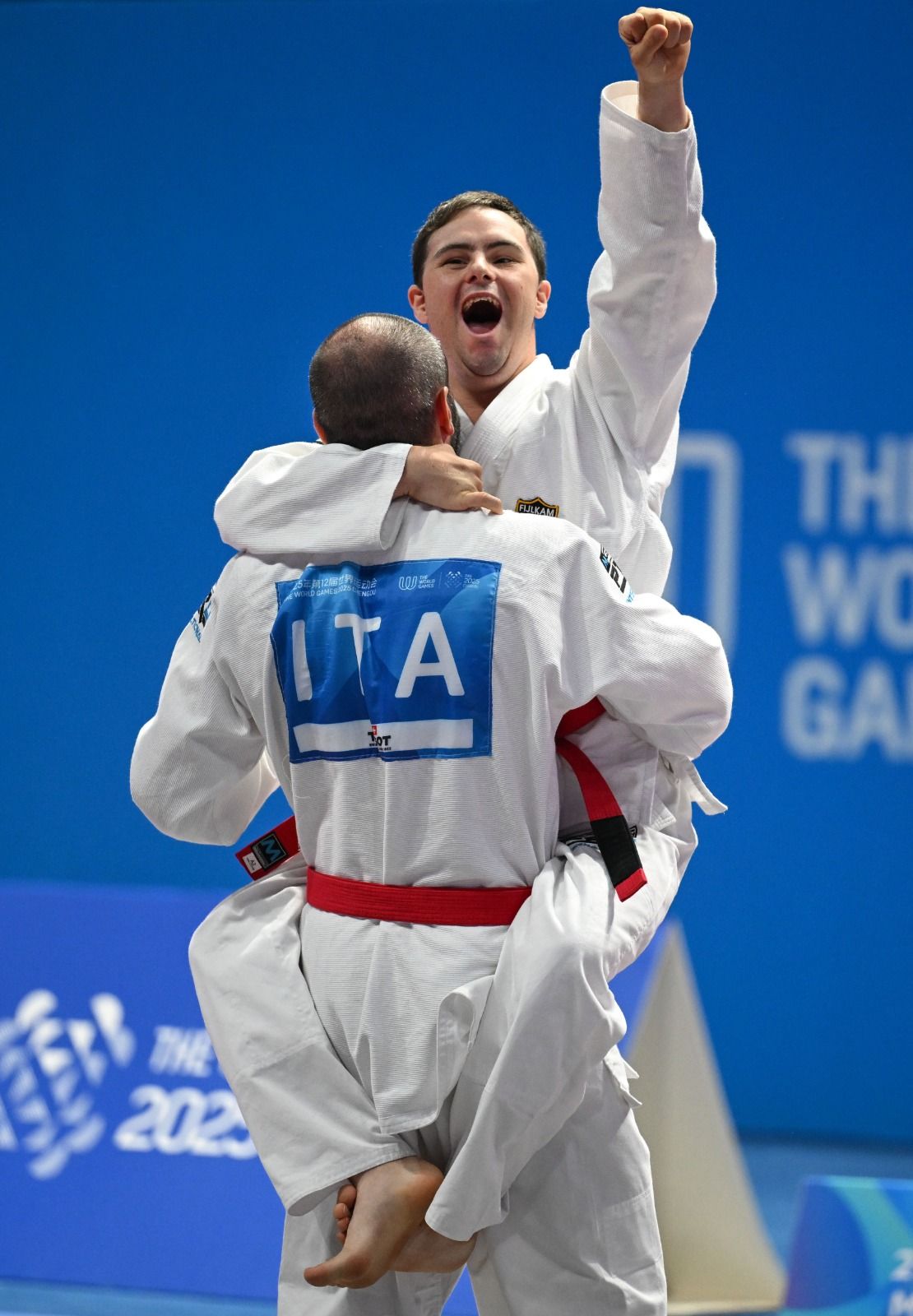 Giovanni prende in braccio sul fratello Piero dopo la vittoria