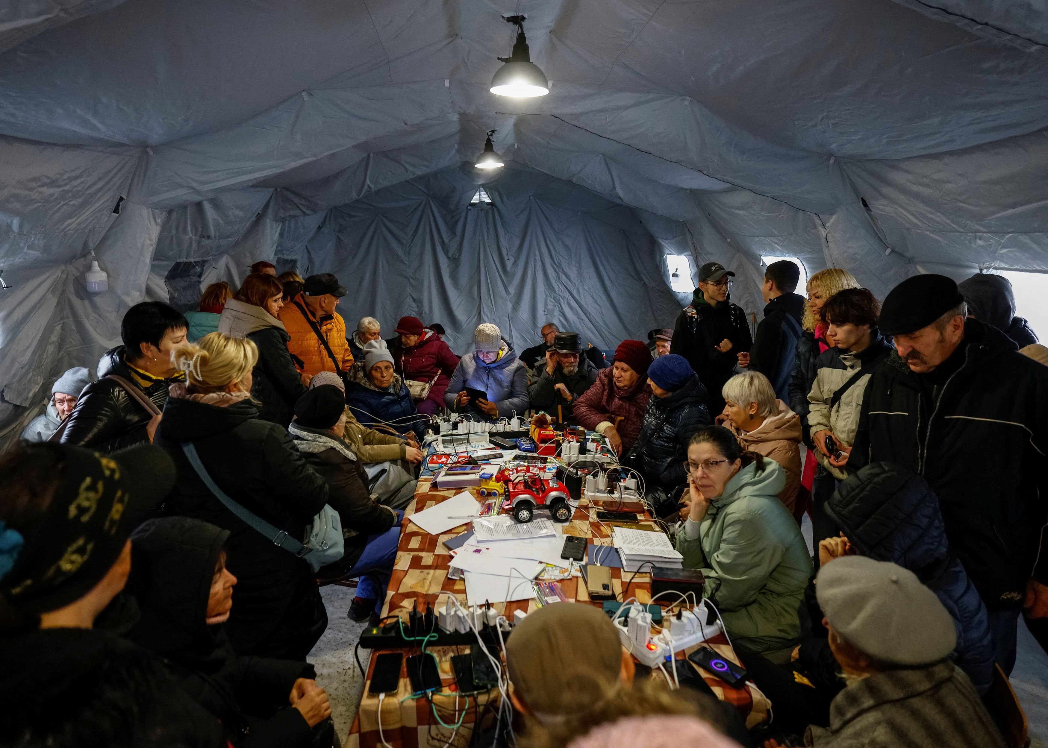 Un rifugio a Chernihiv, per ricaricare i telefoni e comunicare con i parenti dopo l’ennesimo blackout per un attacco dei droni