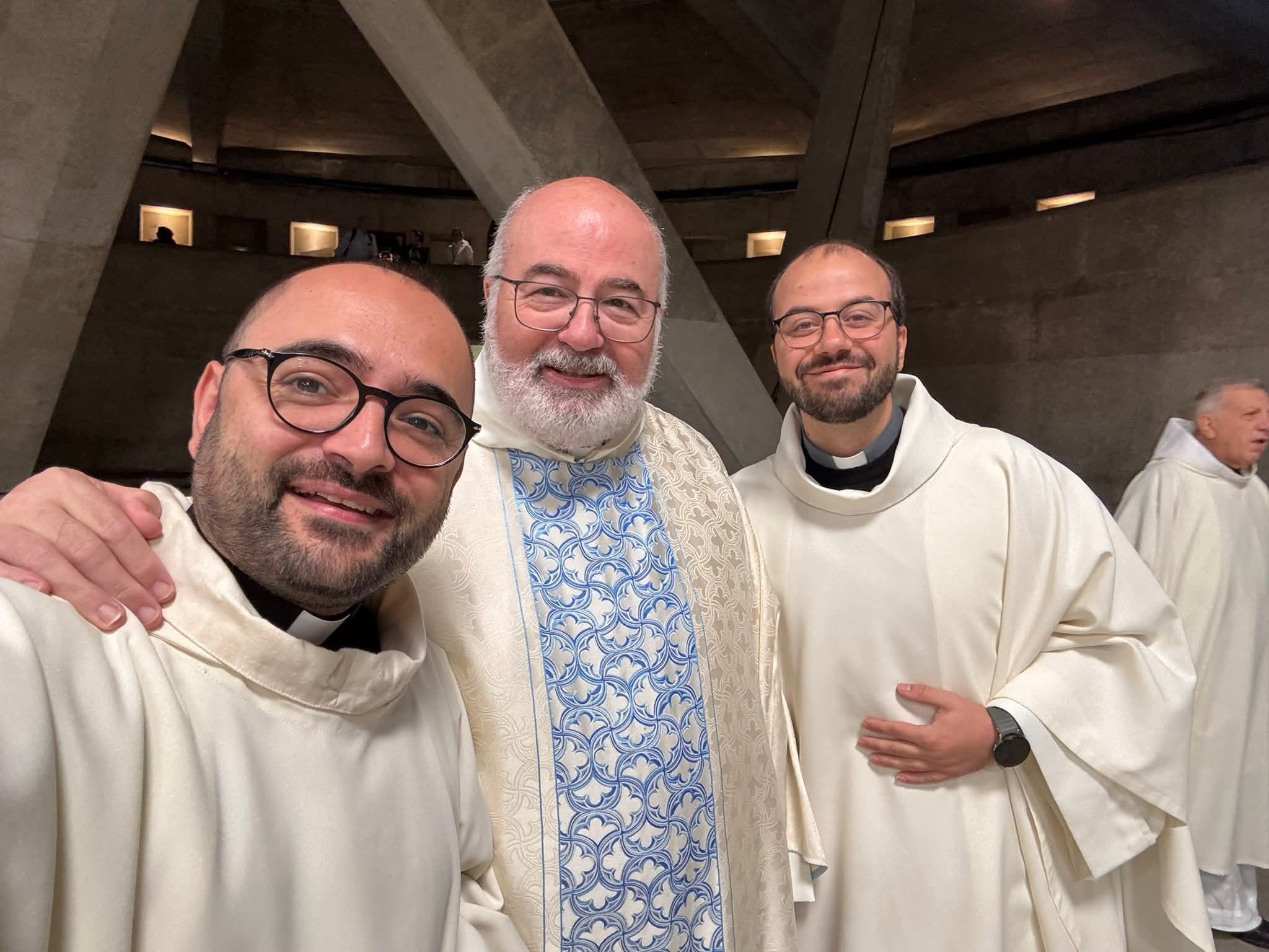 Don Massimo Angelelli, al centro tra due sacerdoti partecipanti al corso Cei di Lourdes, dopo una Messa nella Basilica