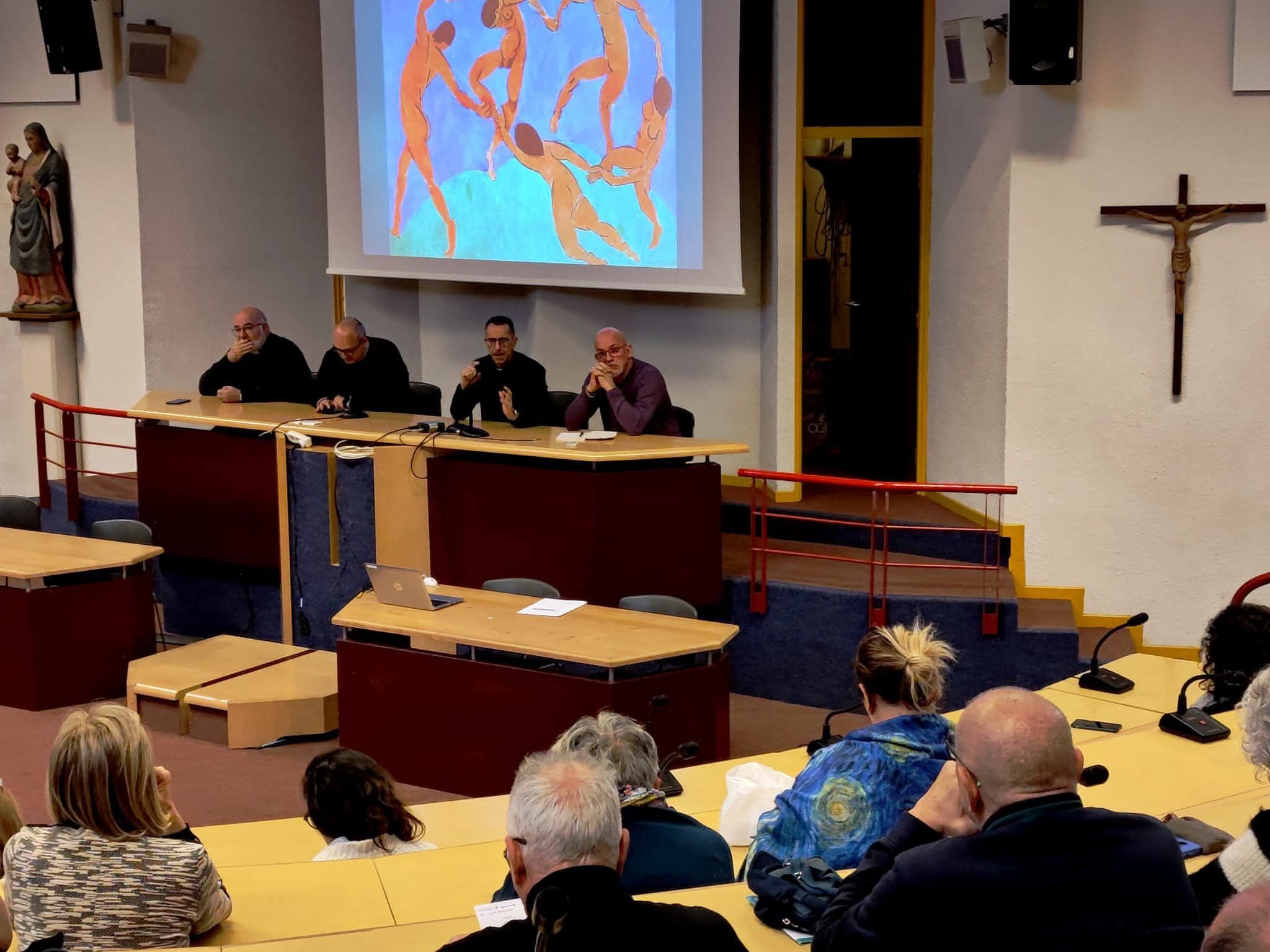 Un momento dei lavori nell'aula del centro congressi abitualmente utilizzata per le assemblee della Conferenza episcopale francese