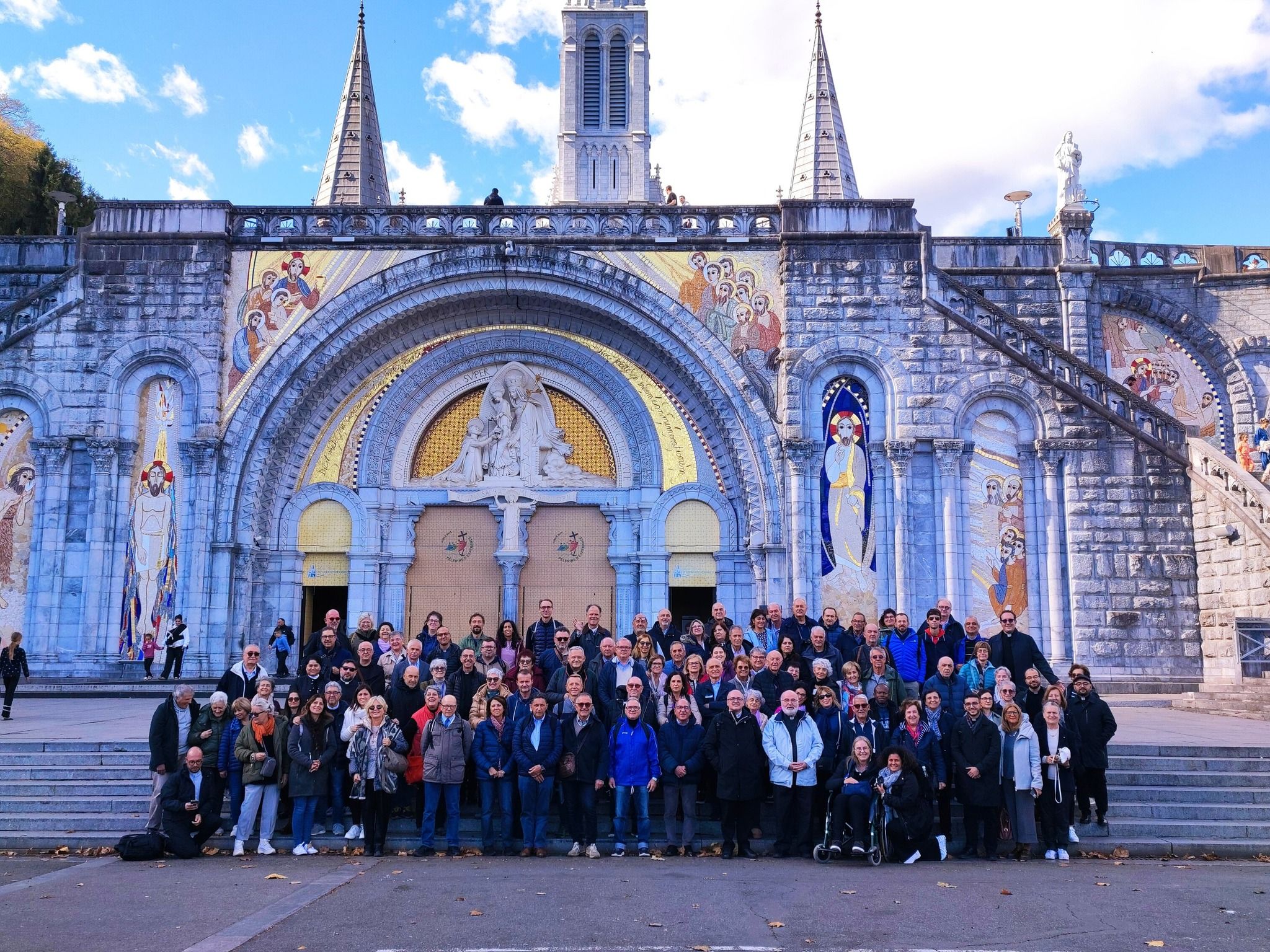 Foto di gruppo dei partecipanti al corso residenziale per Ministri straordinari della Comunione organizzato a Lourdes dall'Ufficio Cei per la Pastorale della Salute nei giorni successivi all'annuncio del tema della Giornata mondiale del Malato 2026