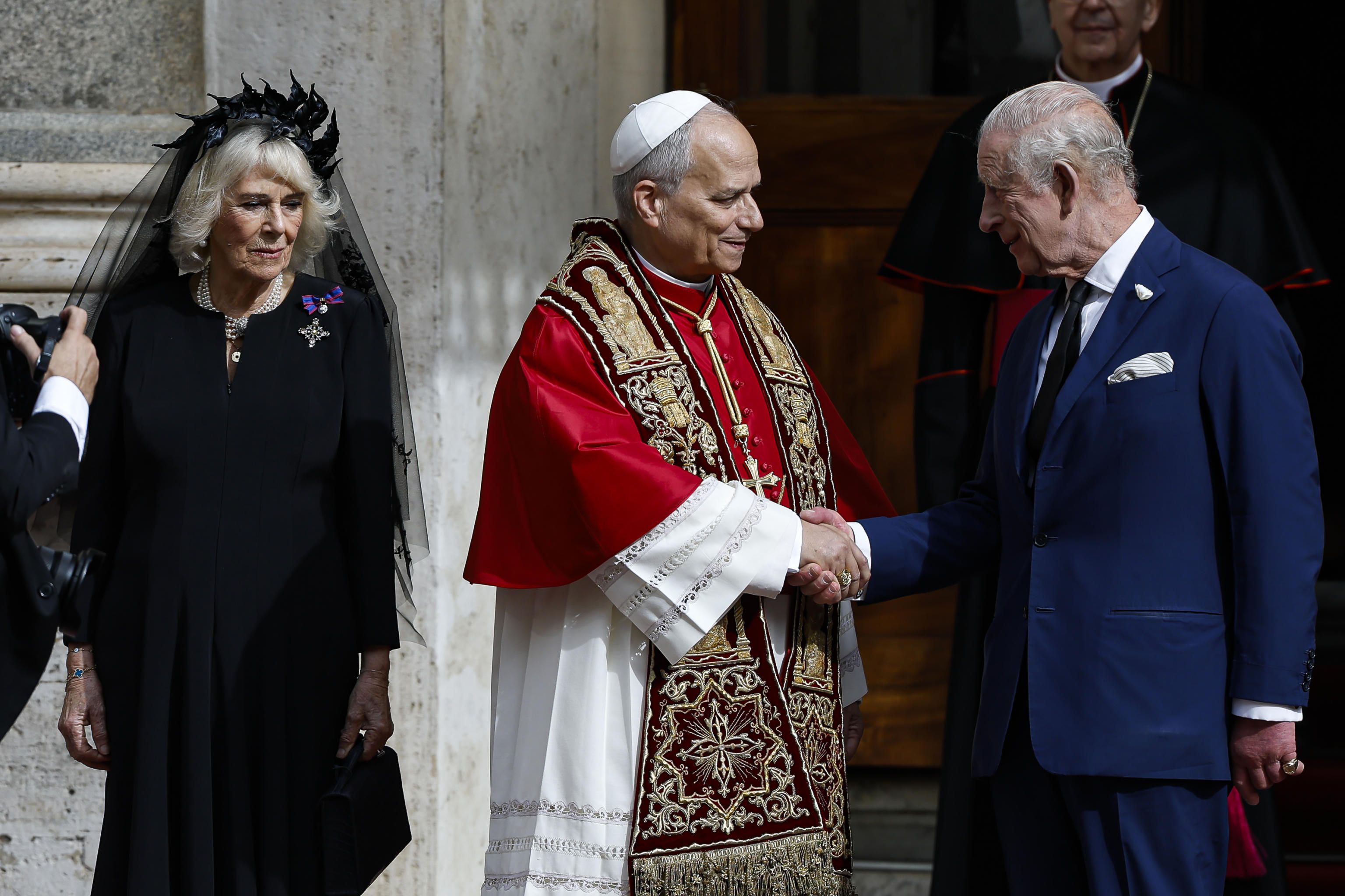 Papa Leone XIV accoglie il re d'Inghilterra Carlo III e la regina Camilla nella loro visita in Vaticano / ANSA