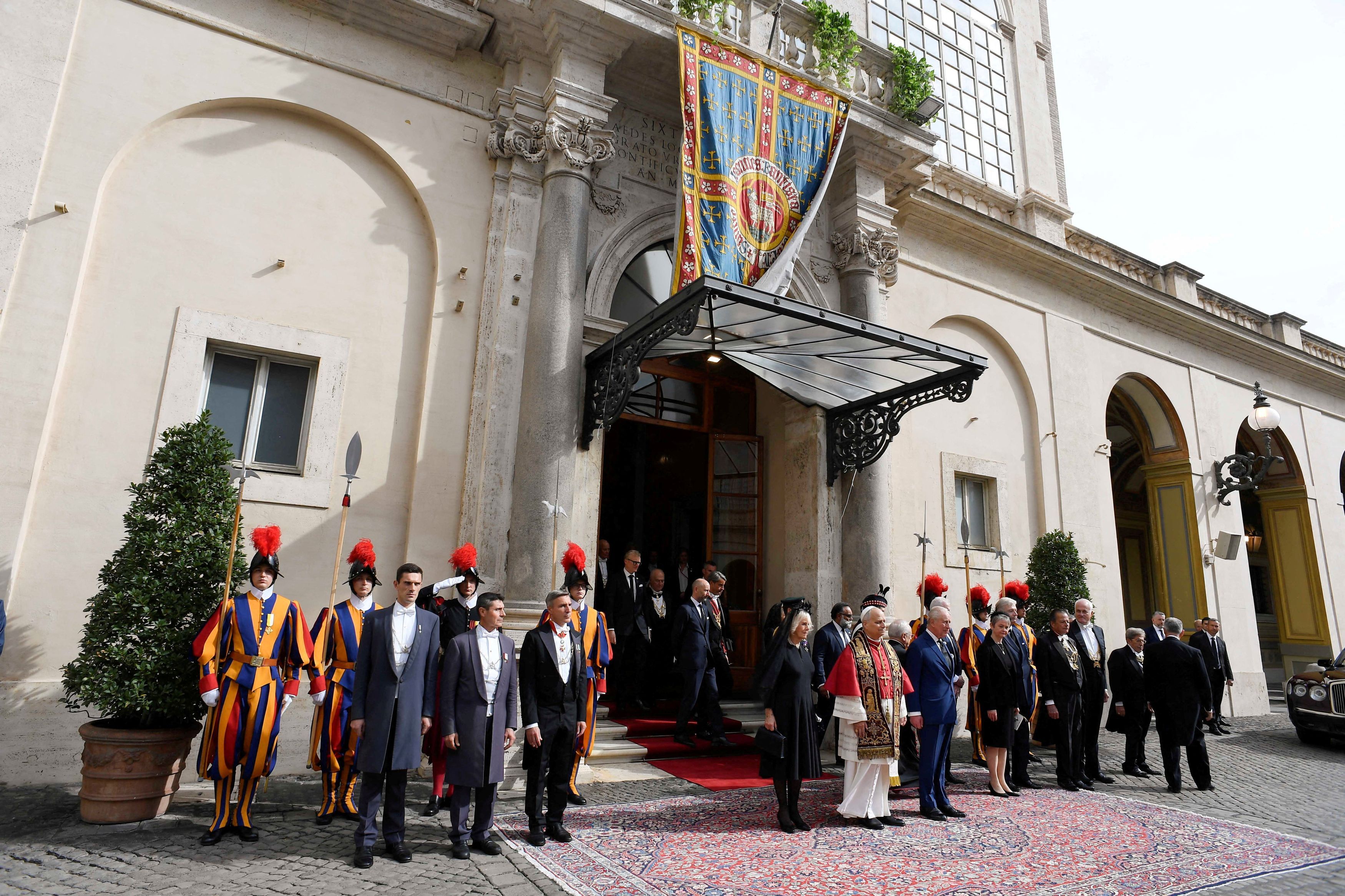 Papa Leone XIV accoglie il re d'Inghilterra Carlo III e la regina Camilla nella loro visita in Vaticano / VATICAN MEDIA