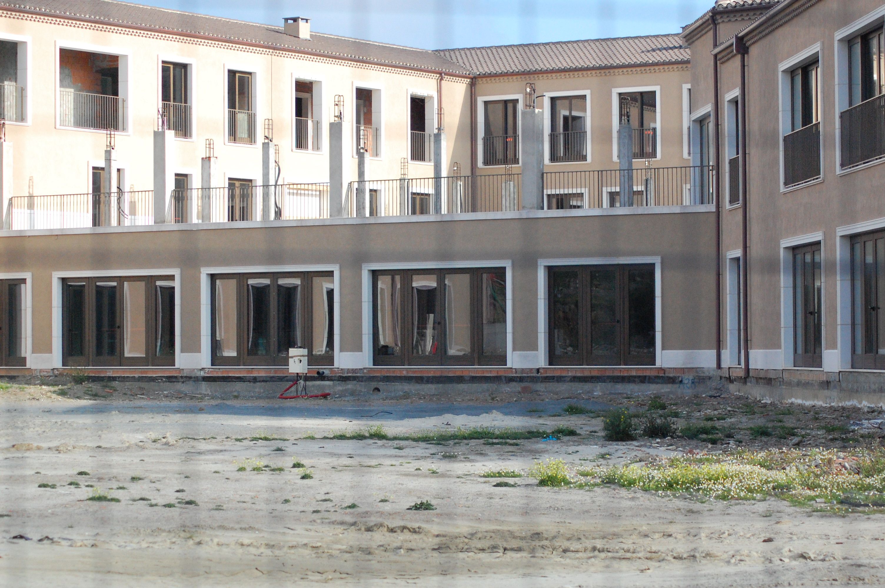 Il resort fantasma di Malfatano, alle spalle della mezza luna di sabbia dorata e acqua cristallina /&nbsp;Grig - Gruppo d'intervento giuridico