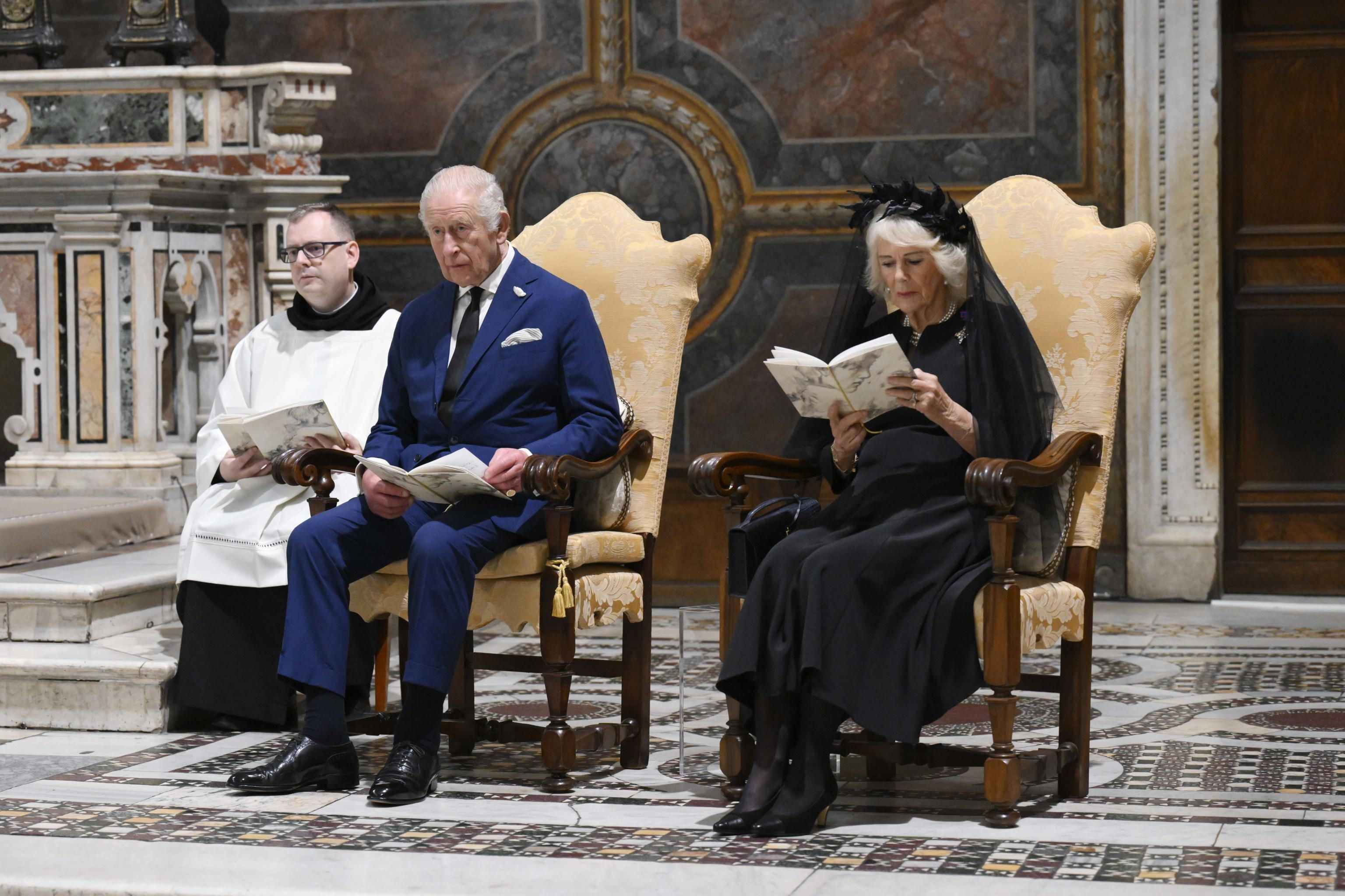 Il re d'Inghilterra Carlo III e la regina Camilla durante la preghiera ecumenica con il Papa nella Cappella Sistina / VATICAN MEDIA