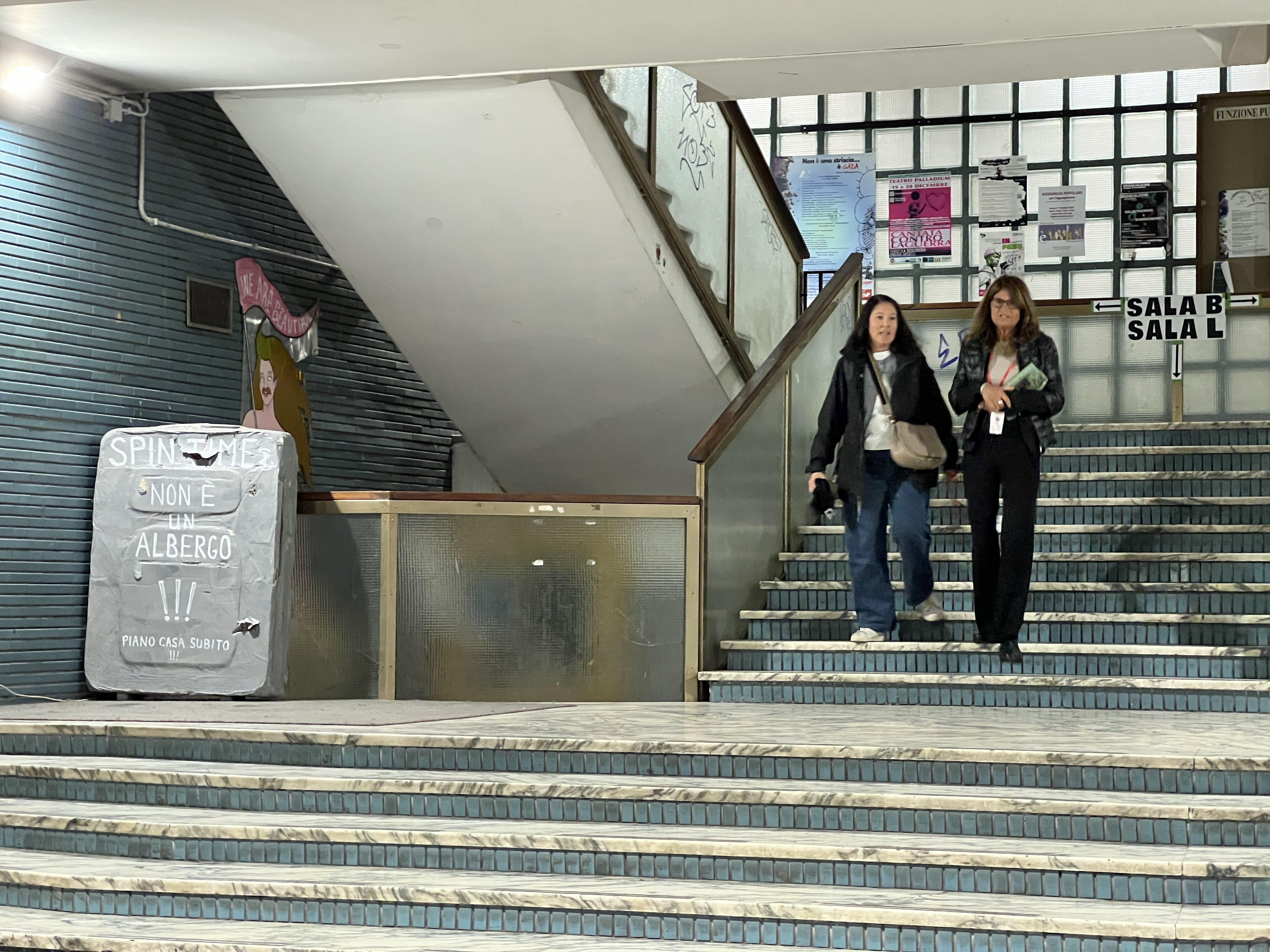 Il totem contro il progetto di realizzare un hotel nel palazzo occupato di Roma che in questi giorni ospita l’Incontro mondiale dei movimenti popolari / GAMBASSI