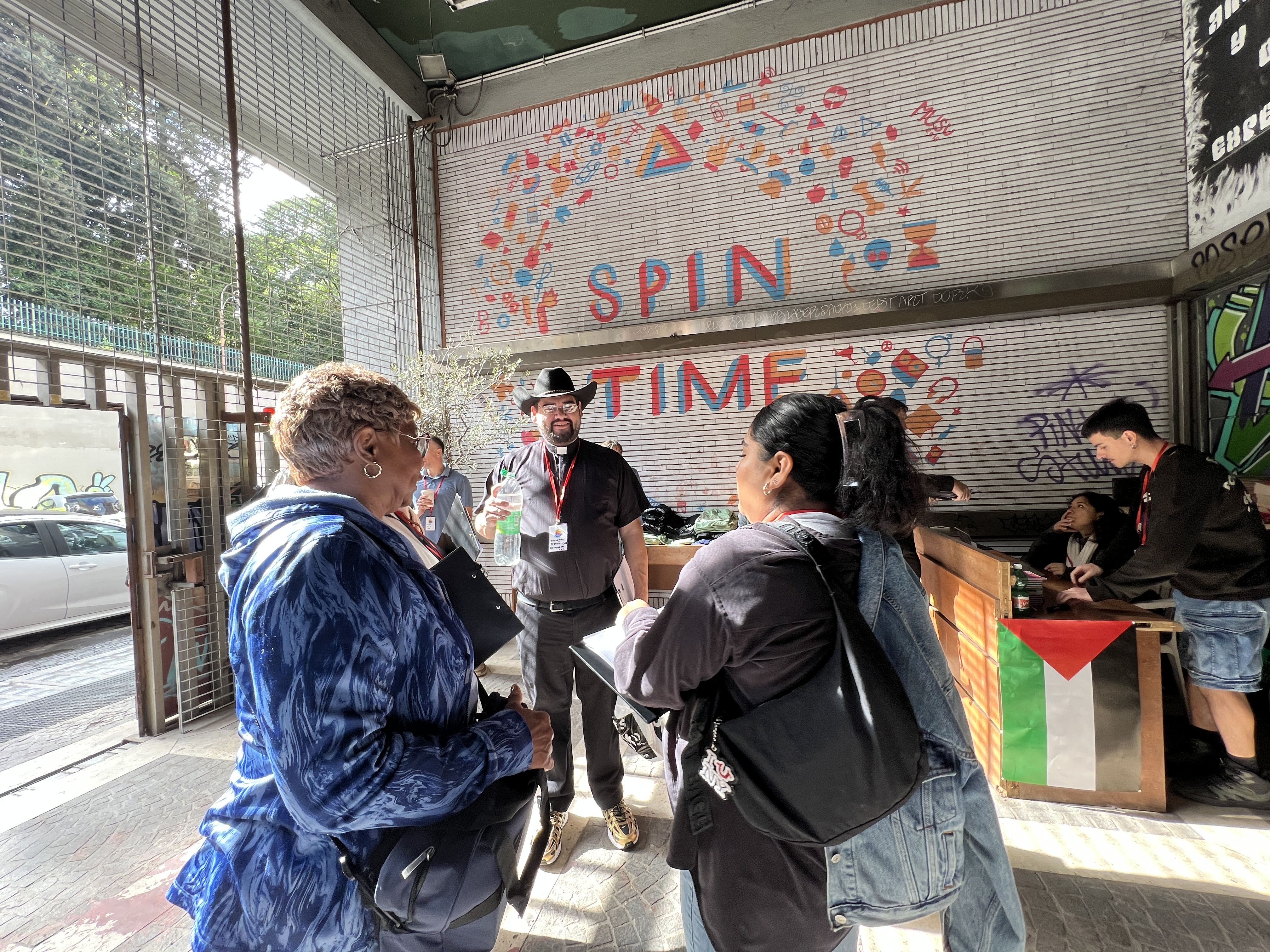 L'accoglienza dei delegati internazionali a ”Spin Time”, il palazzo occupato che in questi giorni ospita l’Incontro mondiale dei movimenti popolari / GAMBASSI