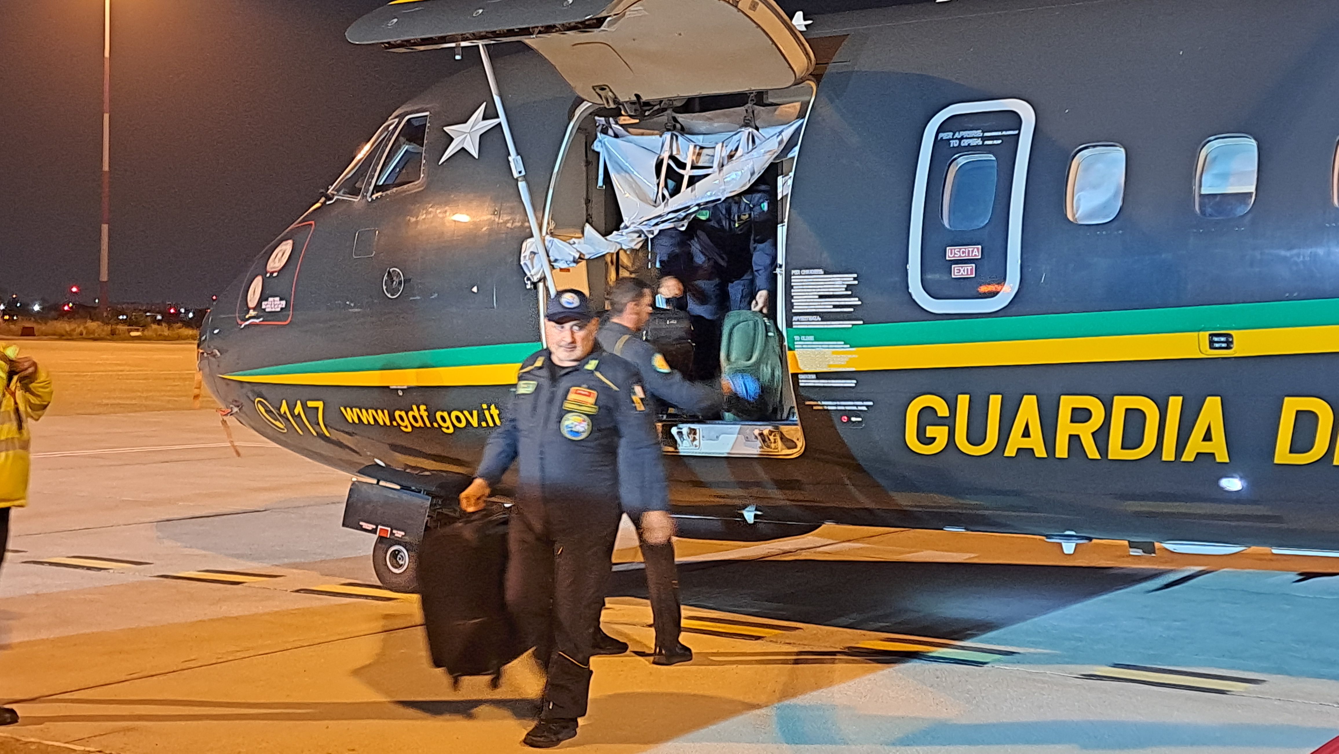 Lo scarico dei bagagli dall'aereo