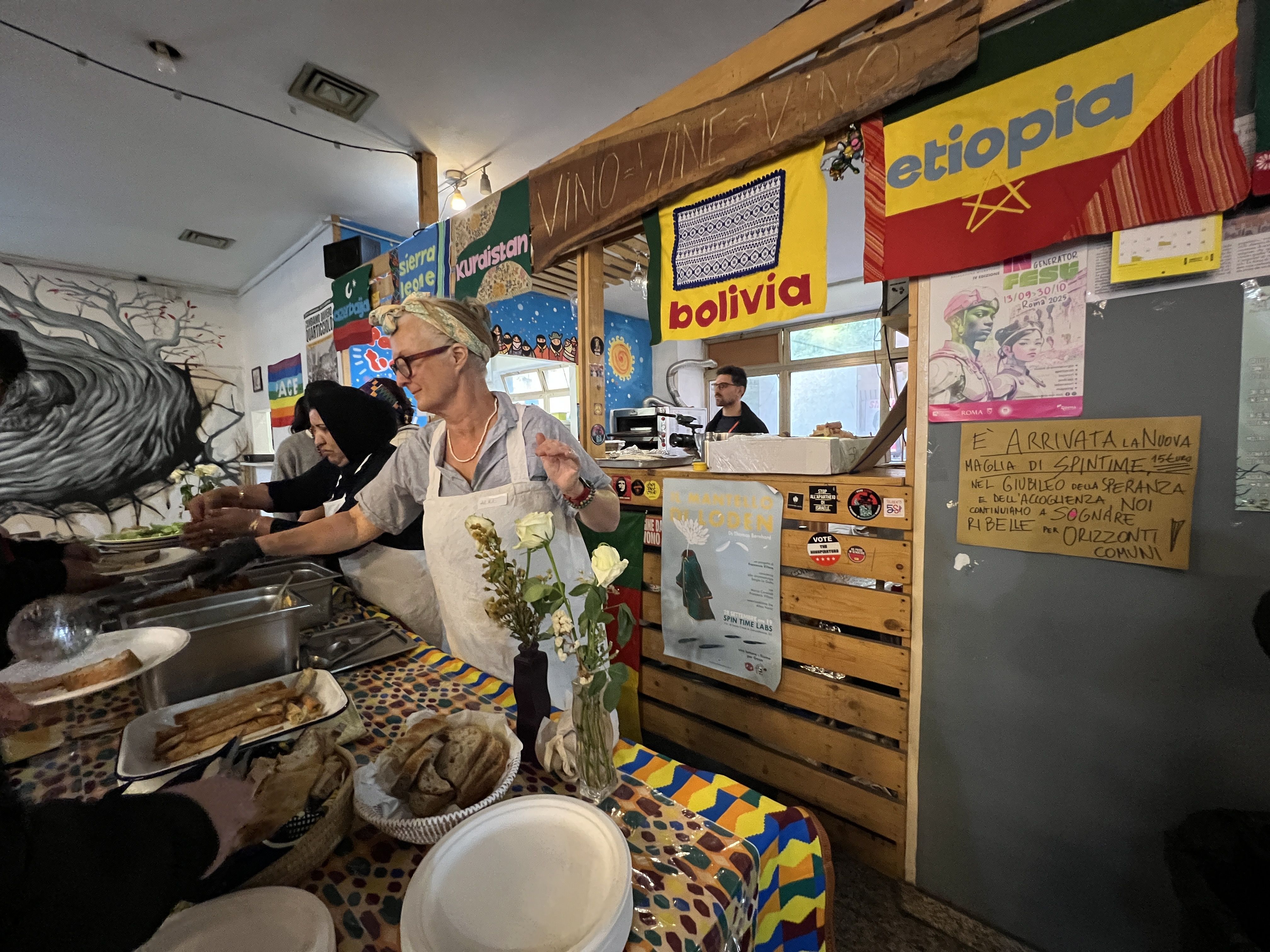 La mensa nel palazzo occupato a Roma che in questi giorni ospita l’Incontro mondiale dei movimenti popolari in occasione del Giubileo&nbsp;/ GAMBASSI