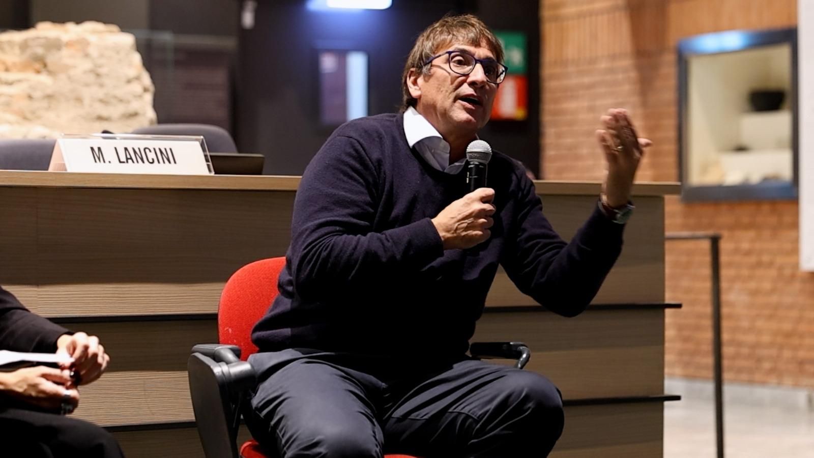 Lo psicoterapeuta Matteo Lancini durante il suo intervento coi ragazzi