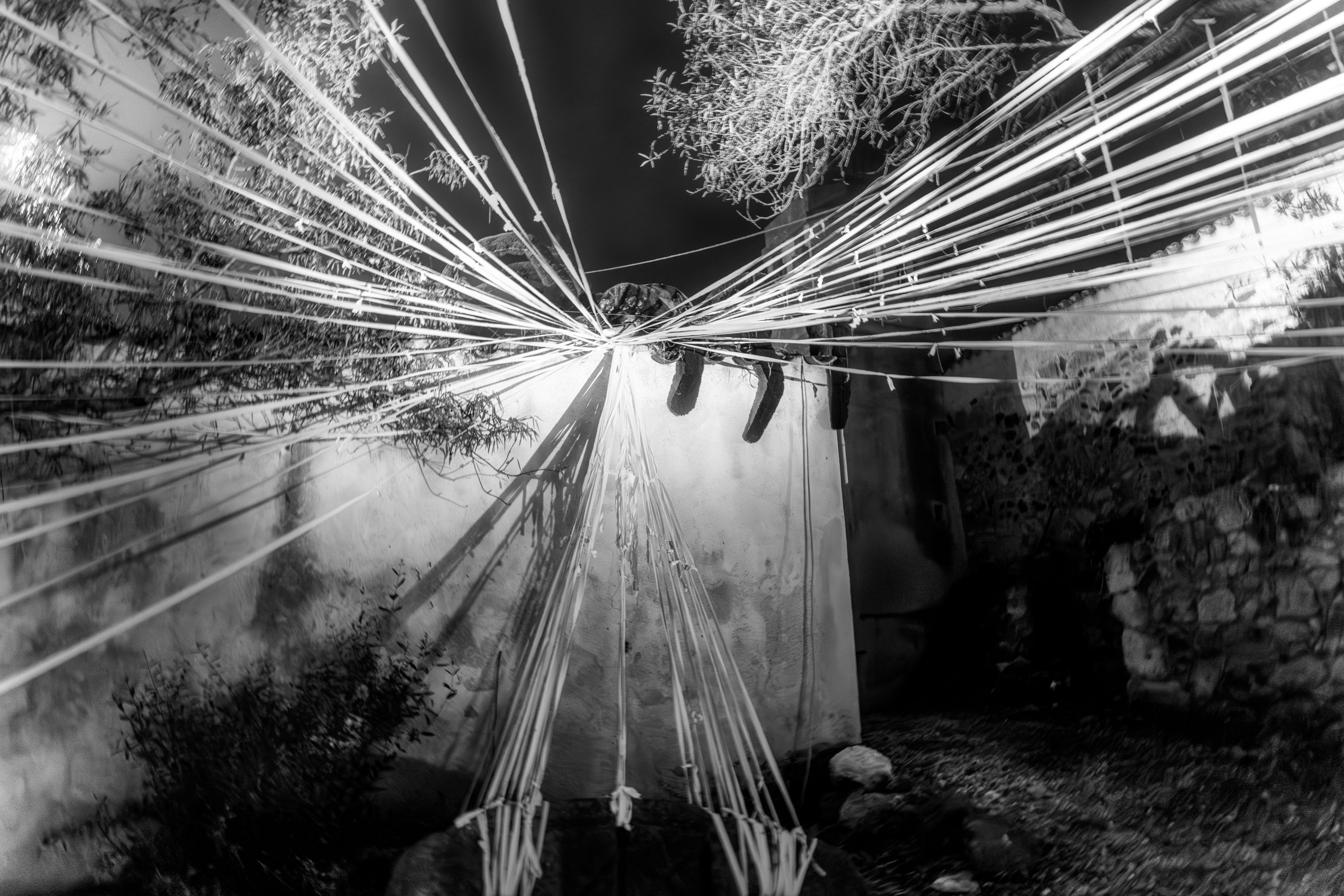 Un meraviglioso allestimento preparato durante la rassegna "Pro sas animas" dello scorso anno fra le stradine di Rebeccu © Pro sas animas - 369gradi