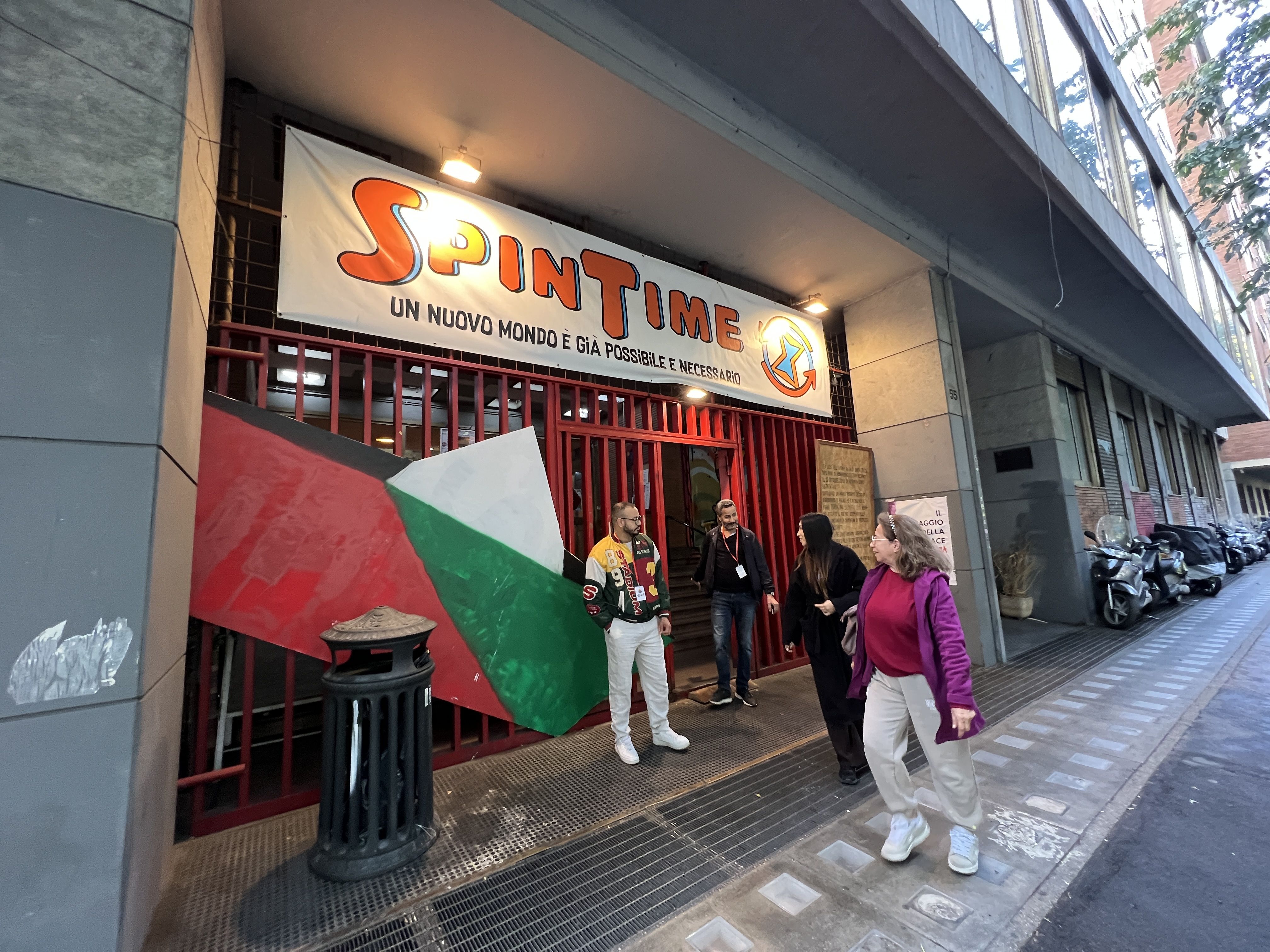 L'ingresso di ”Spin Time”,  il palazzo di Roma  che dal 2013 è occupato  da 150 famiglie  e che in questi giorni ospita l’Incontro mondiale dei movimenti popolari all’interno del Giubileo&nbsp; / GAMBASSI
