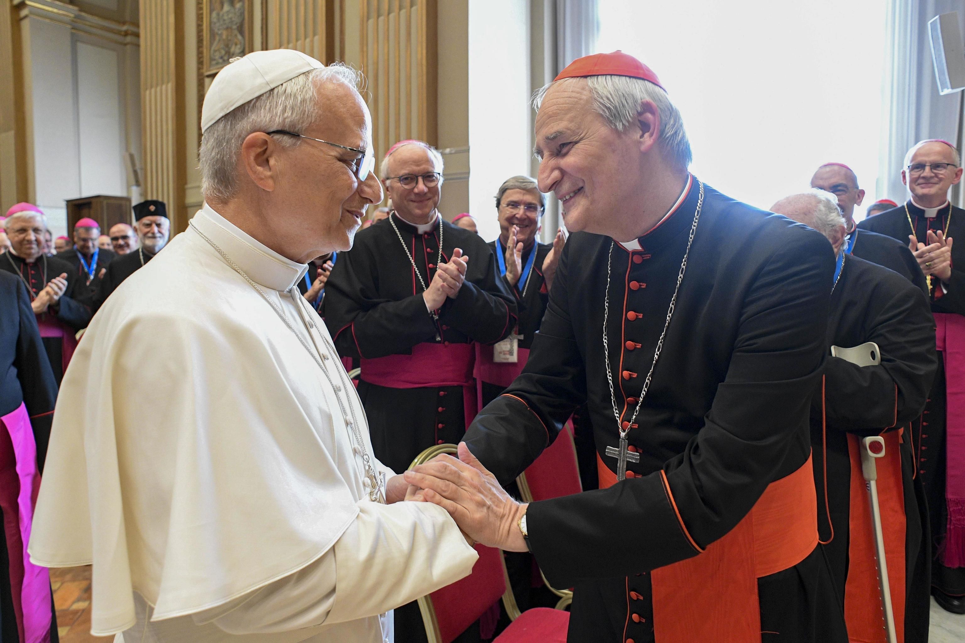Papa Leone XIV con il presidente della Cei, il cardinale Matteo Zuppi, durante l'udienza ai vescovi italiani lo scorso giugno / VATICAN MEDIA