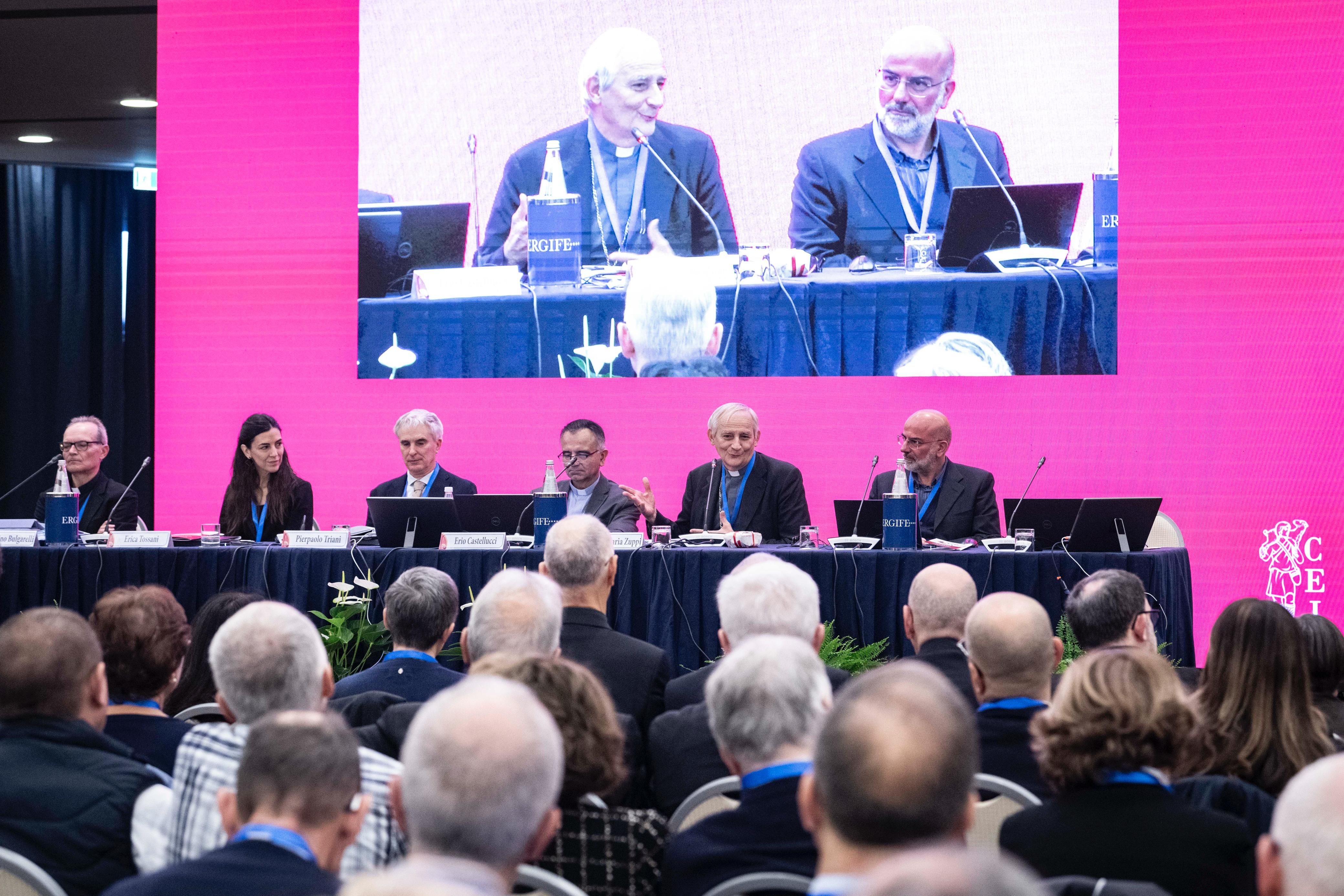 Il cardinale Matteo Zuppi durante la terza Assemblea sinodale della Chiesa italiana che ha votato il Documento di sintesi del Cammino sinodale / SICILIANI-CEI