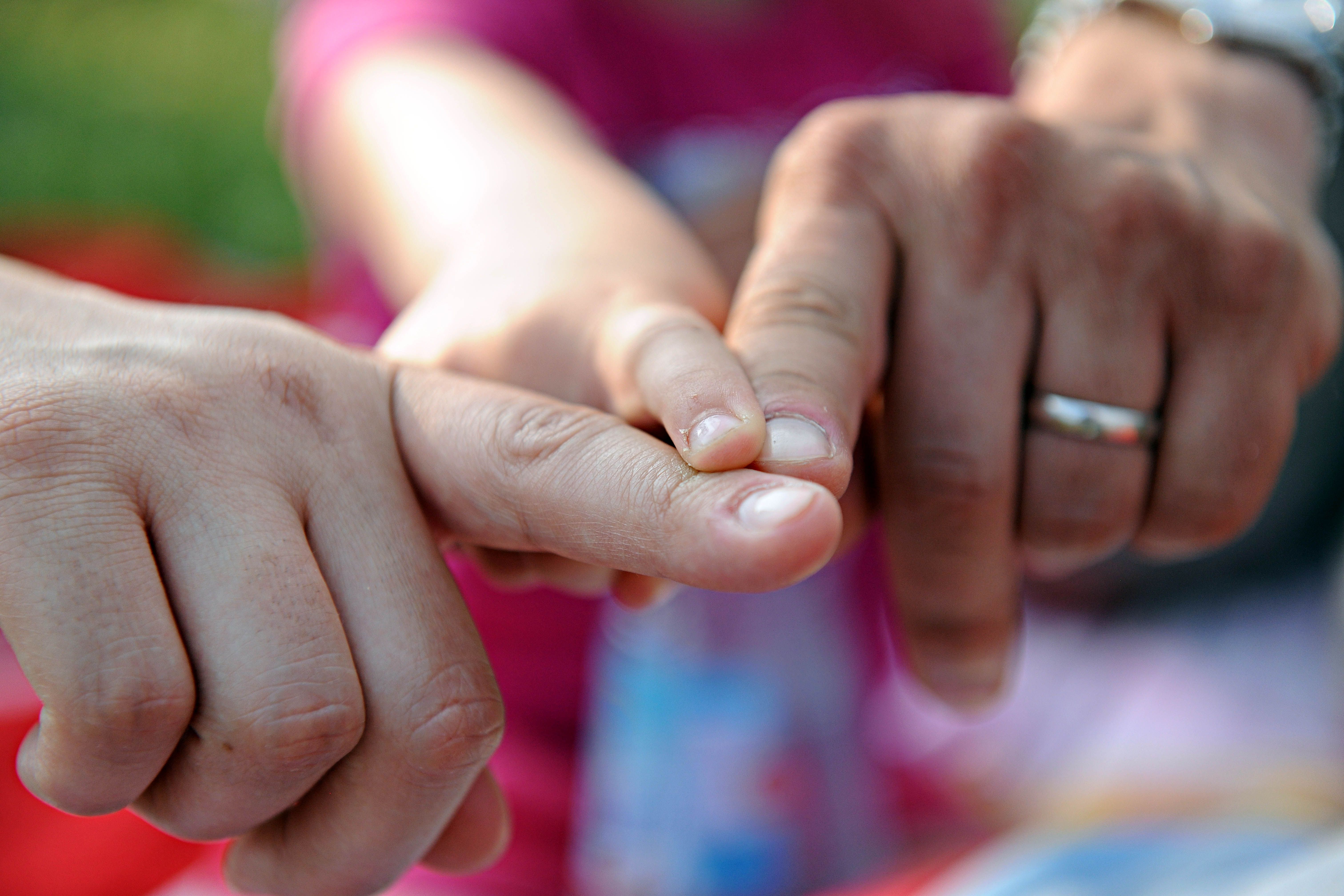 Le mani di una famiglia si intrecciano