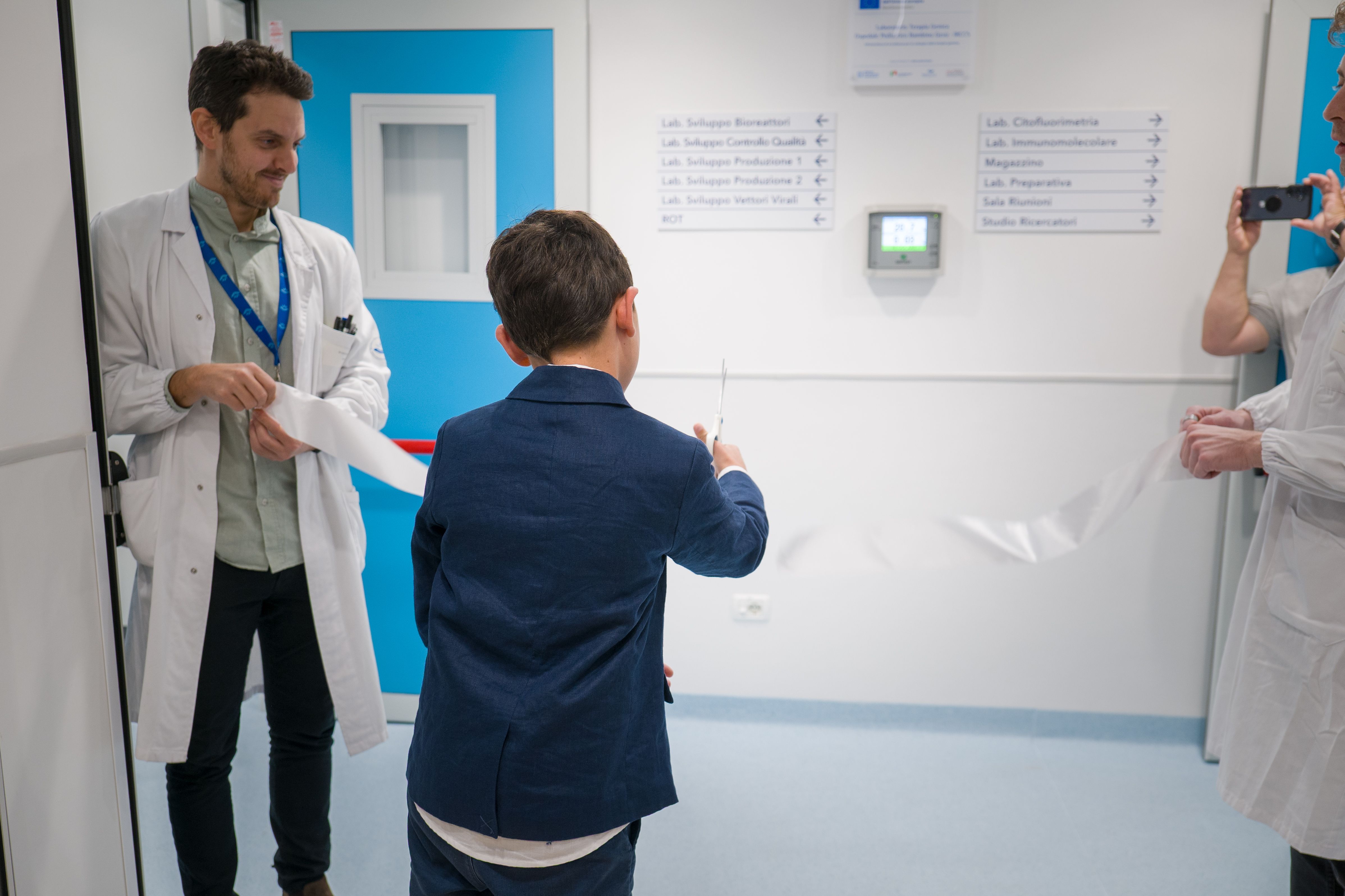 Il momento del taglio del nastro del laboratorio, ad opera di un ex paziente dell'ospedale. Ufficio stampa Bambino Gesù