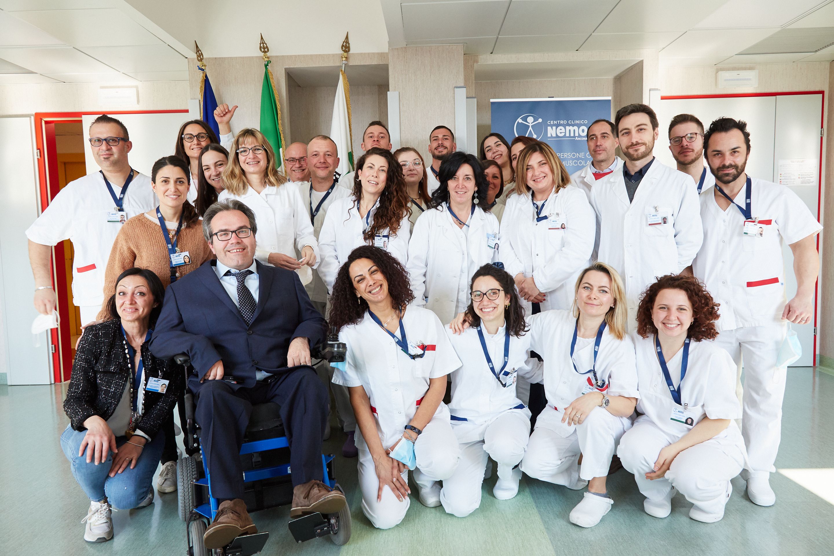 Foto di gruppo degli operatori del Centro NeMO di Trento insieme ad Alberto Fontana