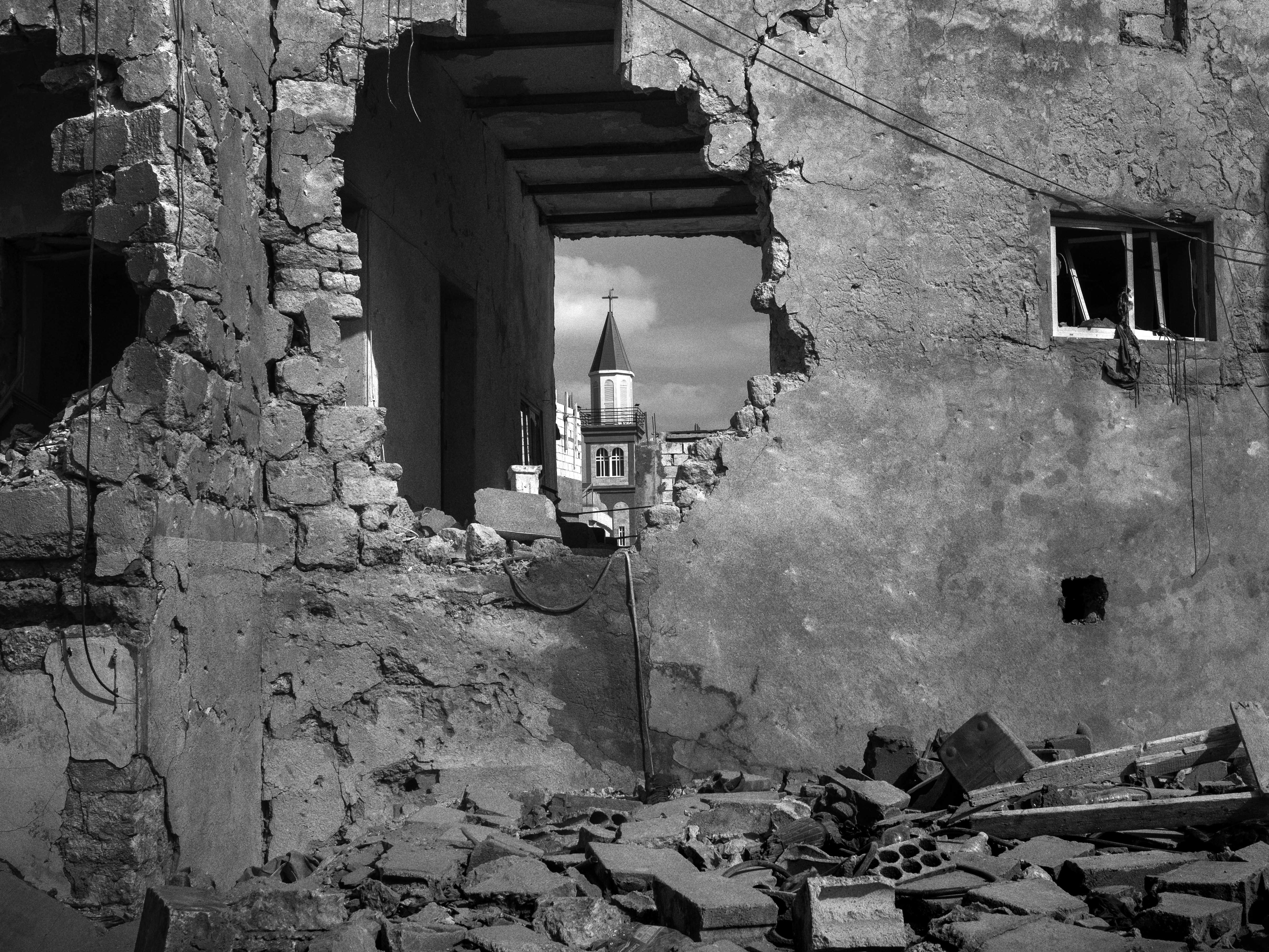 Edificio distrutto nella città di Tyro e, al di là, una chiesa del quartiere cristiano© Alessandro Cimma