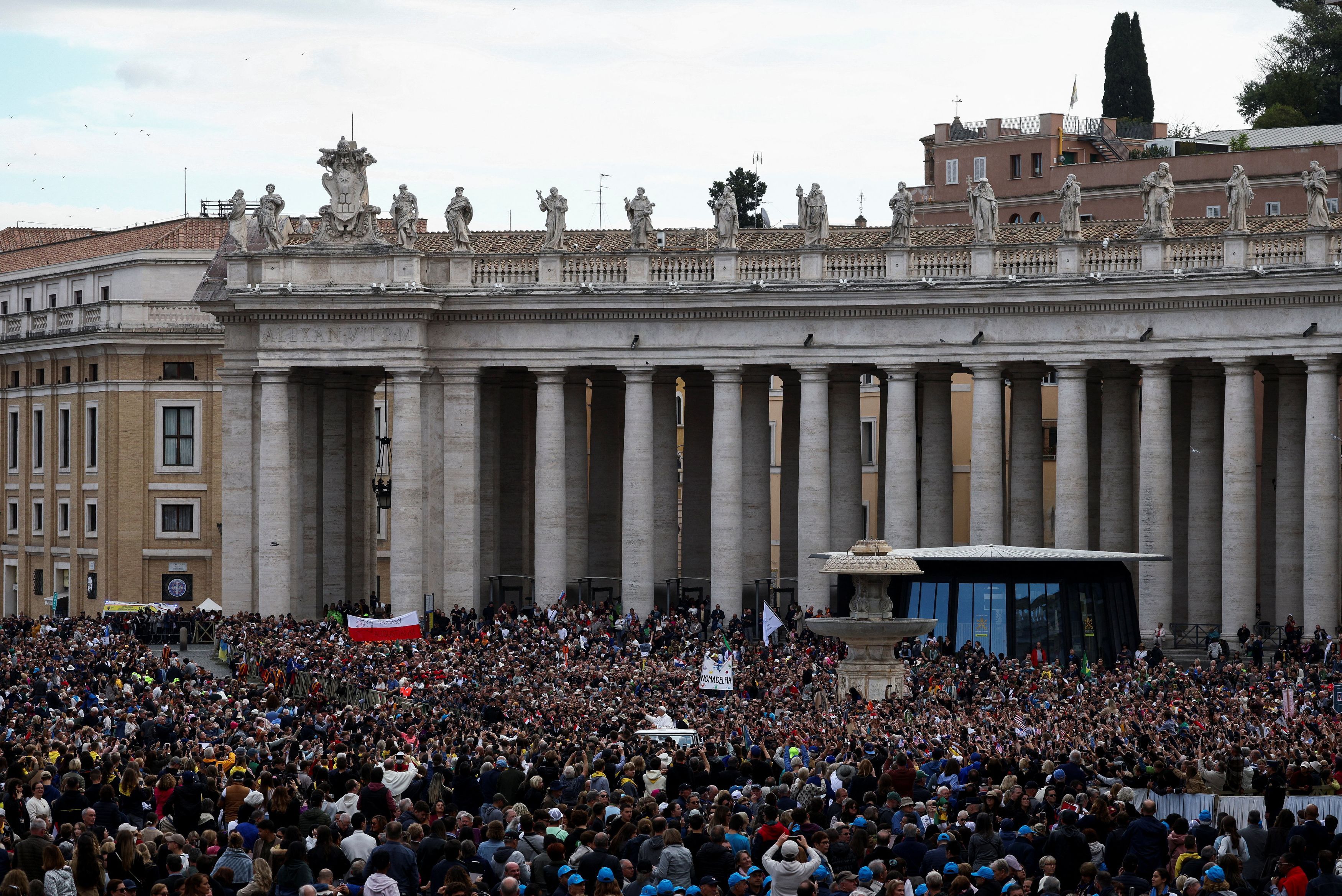 Papa Leone XIV fra la folla record di pellegrini che piazza San Pietro non riesce a contenere per l'udienza generale del mercoledì / REUTERS