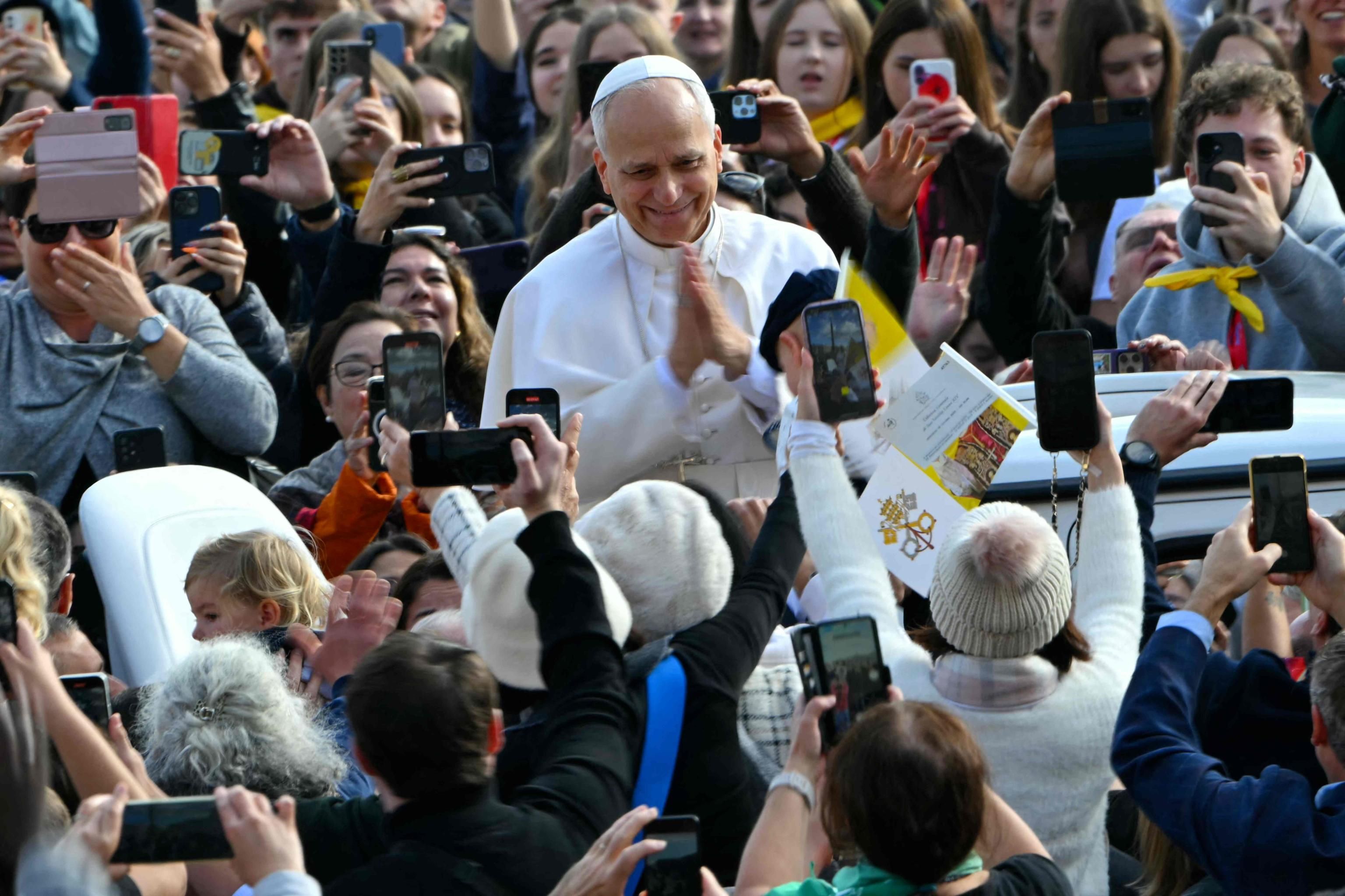 Papa Leone XIV fra i pellegrini in piazza San Pietro per l'udienza generale del mercoledì / AFP
