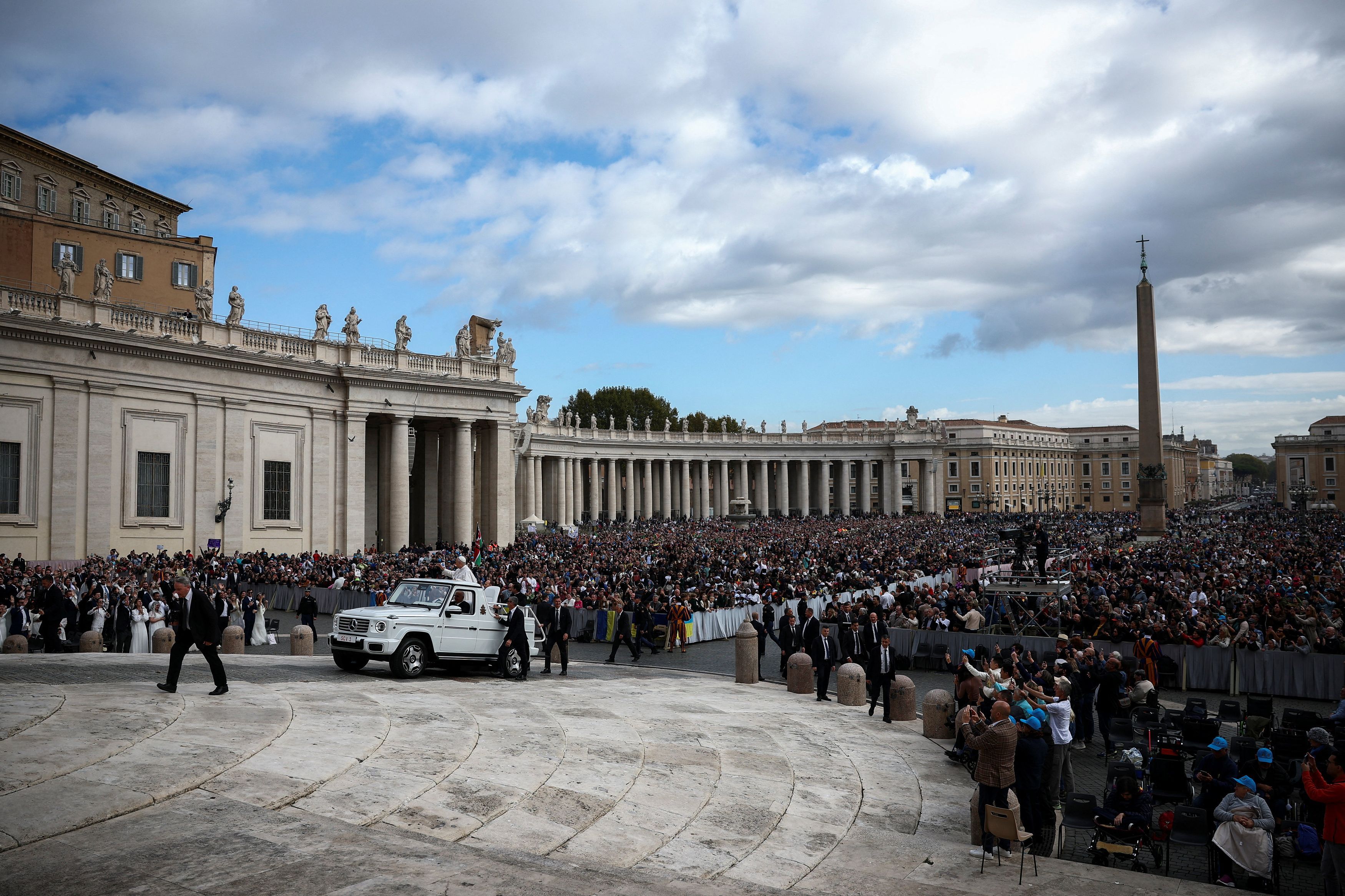 Papa Leone XIV fra la folla record di pellegrini che piazza San Pietro non riesce a contenere per l'udienza generale del mercoledì / REUTERS