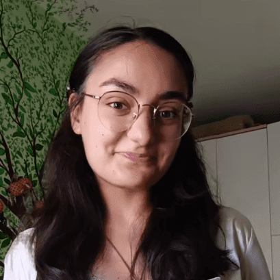 Benedetta Palella, 25 anni, di Trani, è una ragazza mora con capelli lunghi e lisci e occhiali da vista