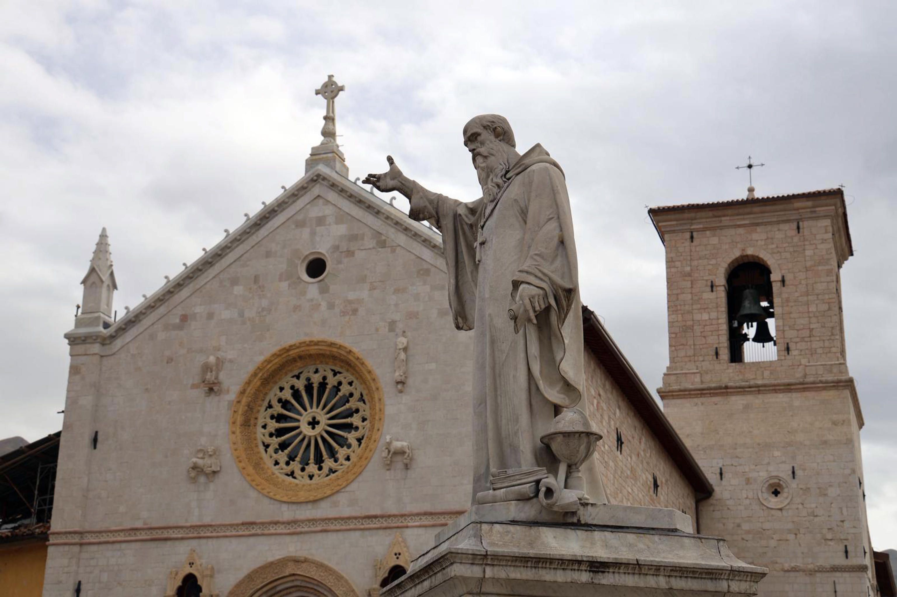Una foto dell'esterno della basilica di San Benedetto di Norcia restaurata dopo 9 anni dal sisma del 30 ottobre 2016