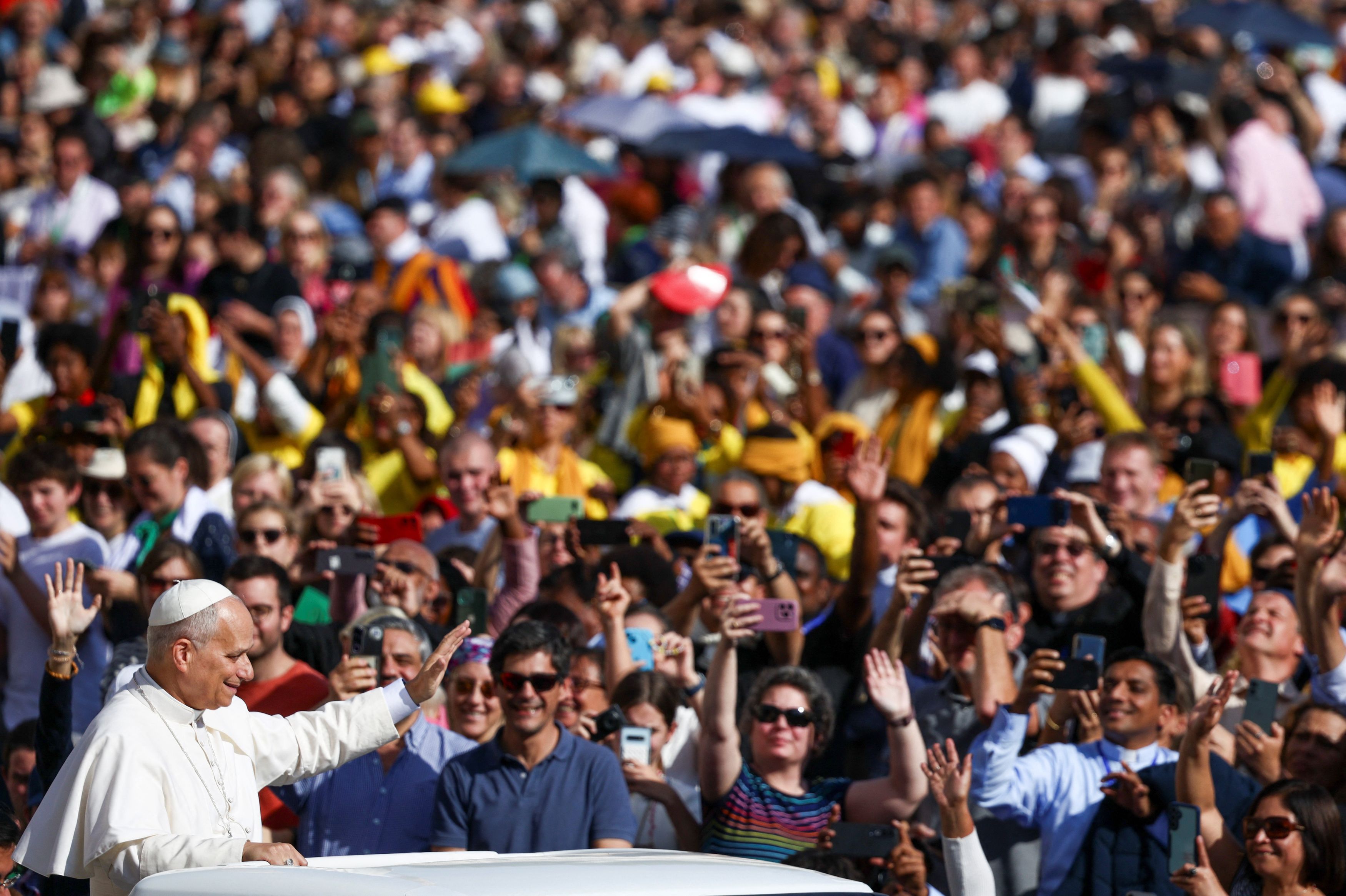 Papa Leone XIV fra i pellegrini in piazza San Pietro per il Giubileo del mondo educativo / REUTERS