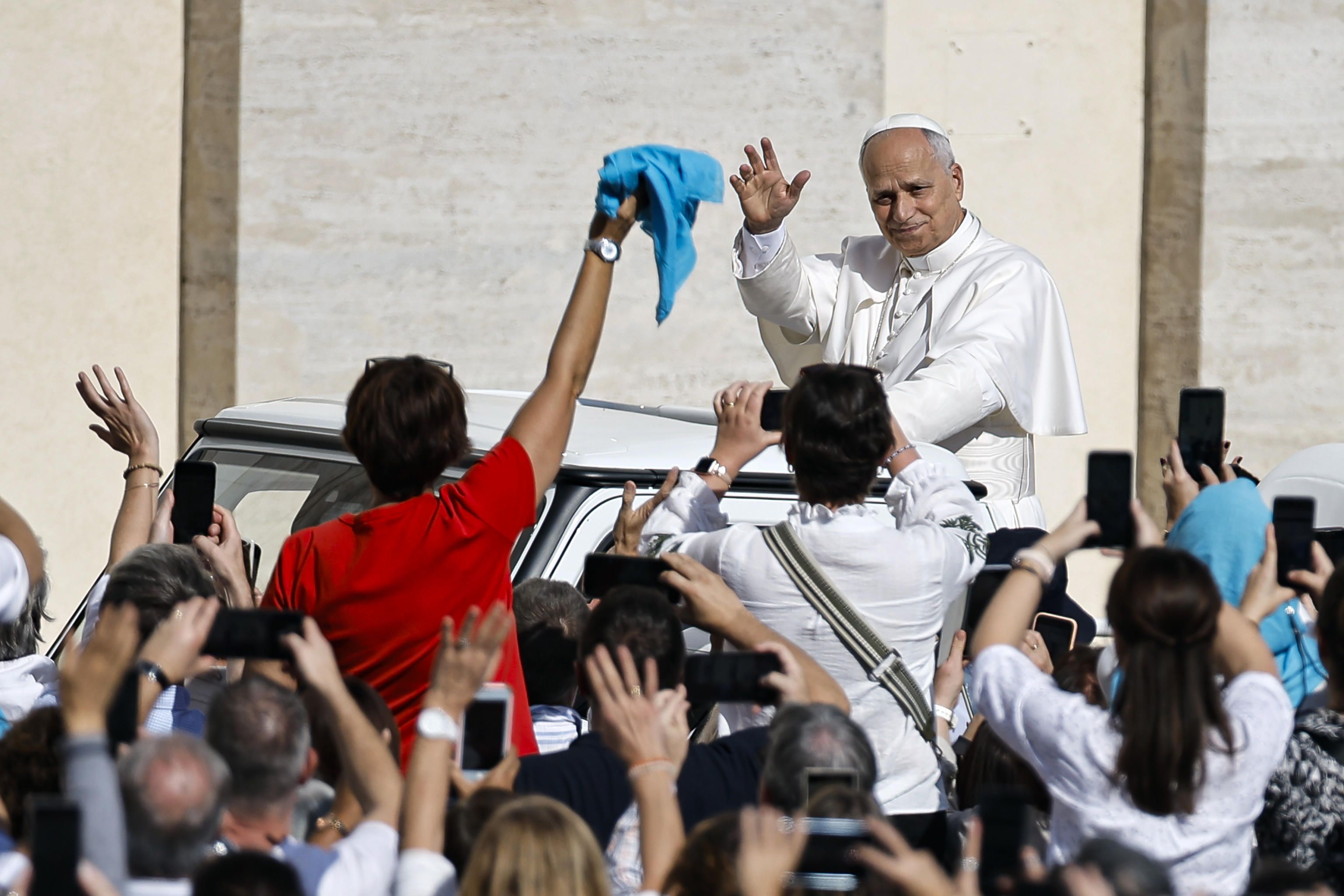 Papa Leone XIV fra i pellegrini in piazza San Pietro per il Giubileo del mondo educativo / ANSA