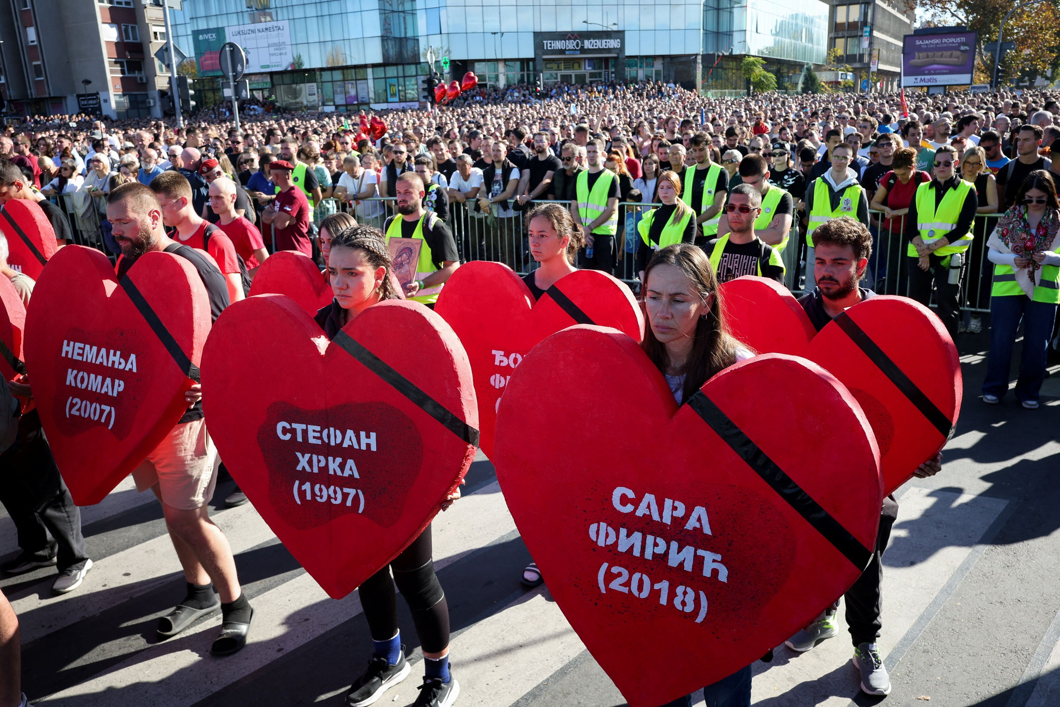 L'omaggio alle sedici vittime a Novi Sad