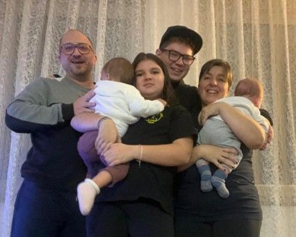 Paola e Alessandro coi loro bimbi grandi e piccoli accolti