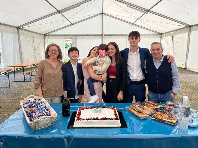 Rosa, Simone, Gabriele, Elisa e gli altri fratelli col piccolo Luca