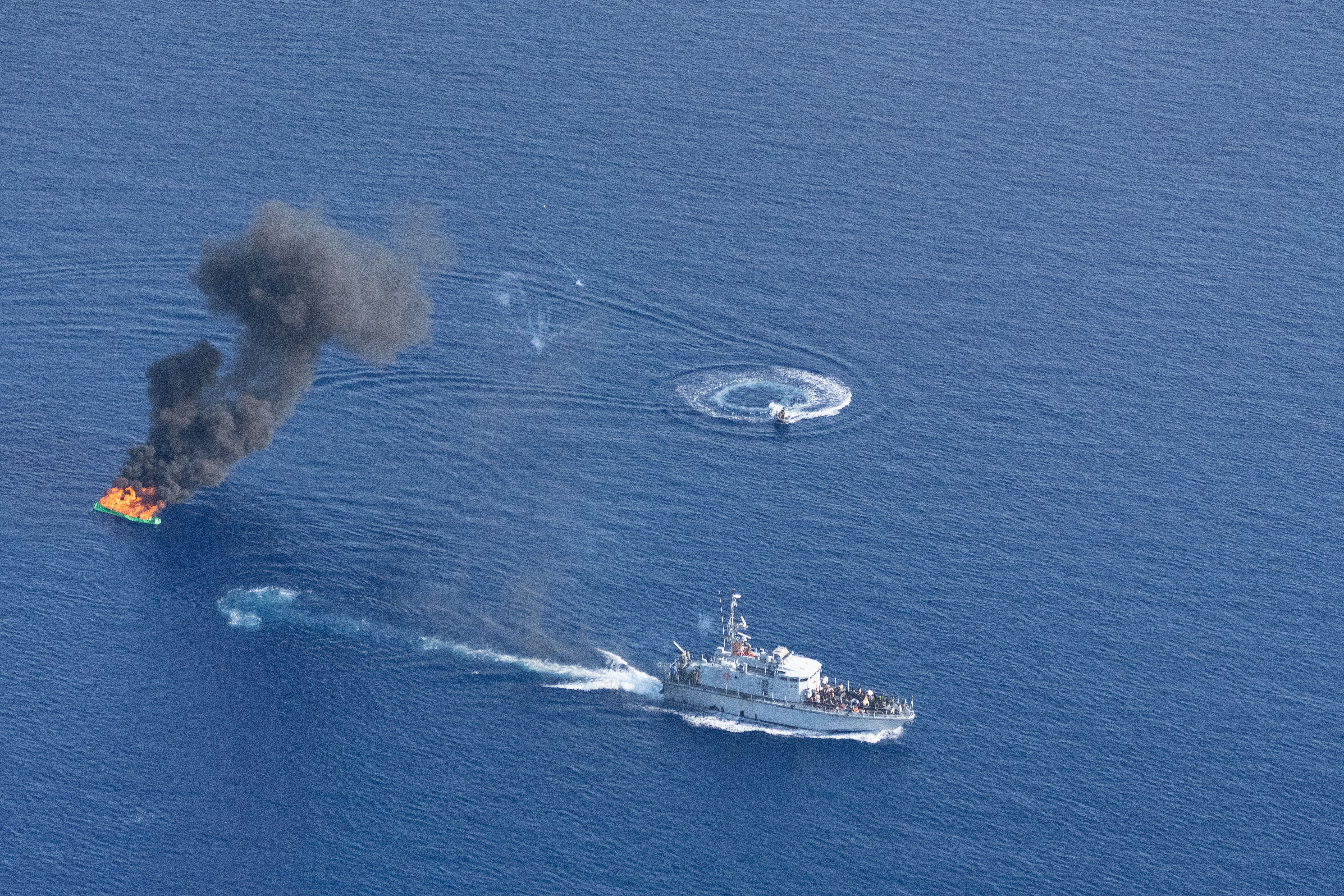 Le milizie libiche intercettano una imbarcazione nel Mediterraneo, trasbordano 80 persone e danno fuoco alla nave (17 giugno 2025) / Sea-Watch (Joseph Oertel)