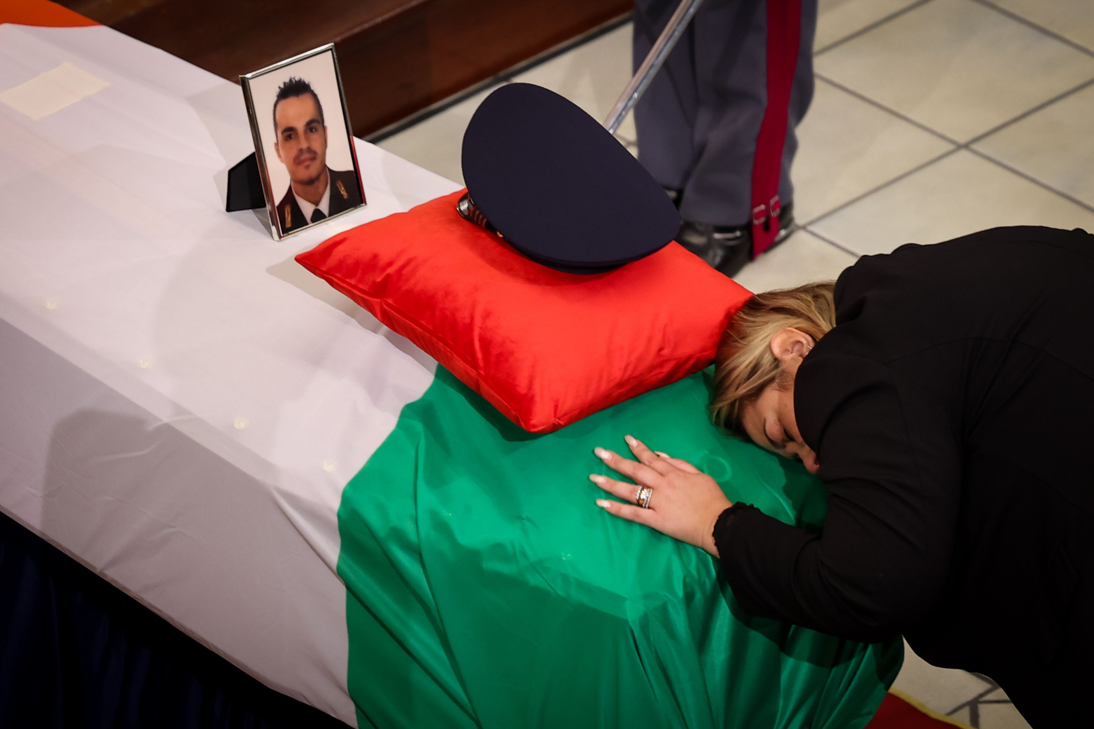 La vedova di Aniello Scarpati sulla bara del marito durante il funerale