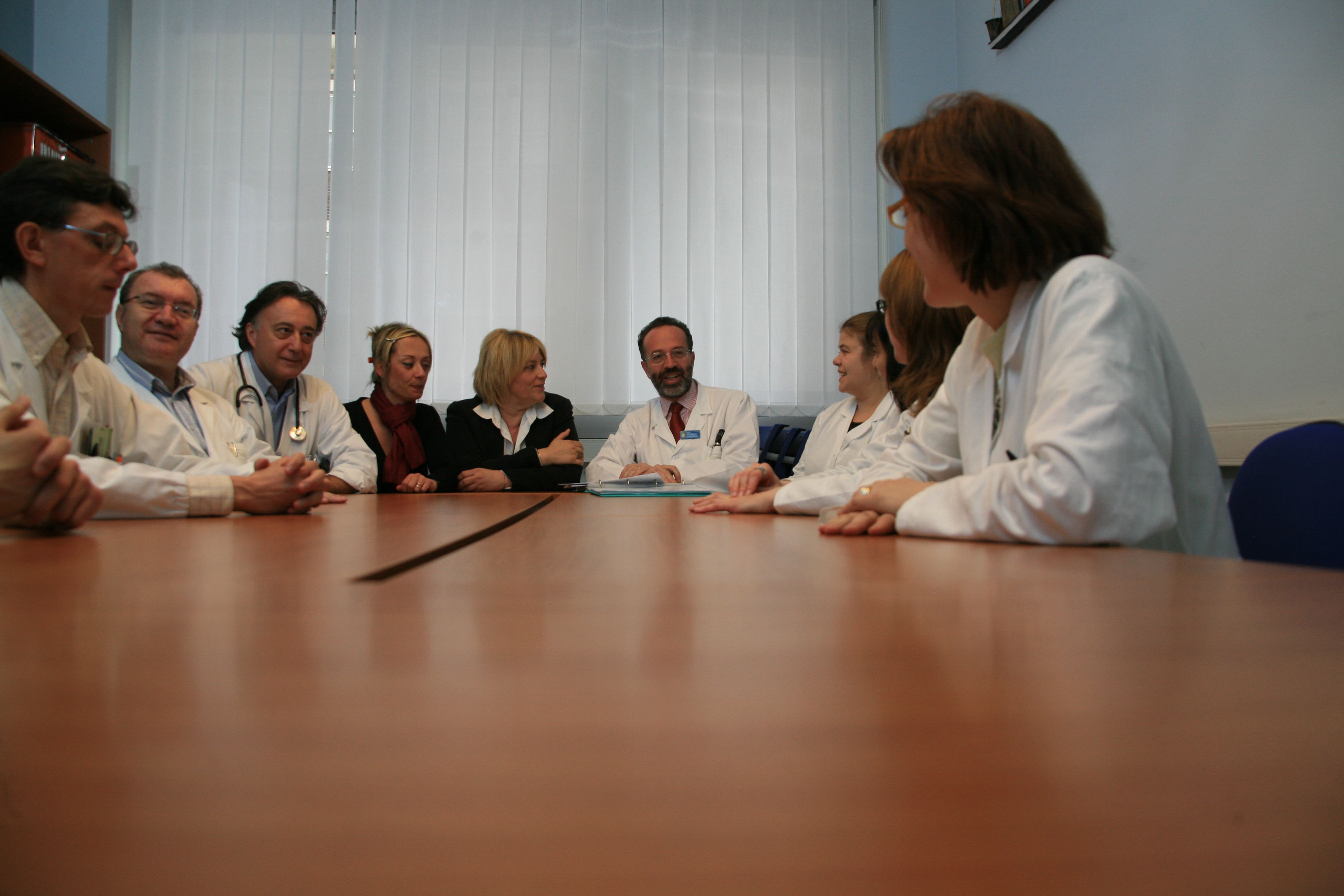 Una riunione della équipe di Cure palliative all'hospice diretto da Augusto Caraceni all'Istituto nazionale dei Tumori di Milano