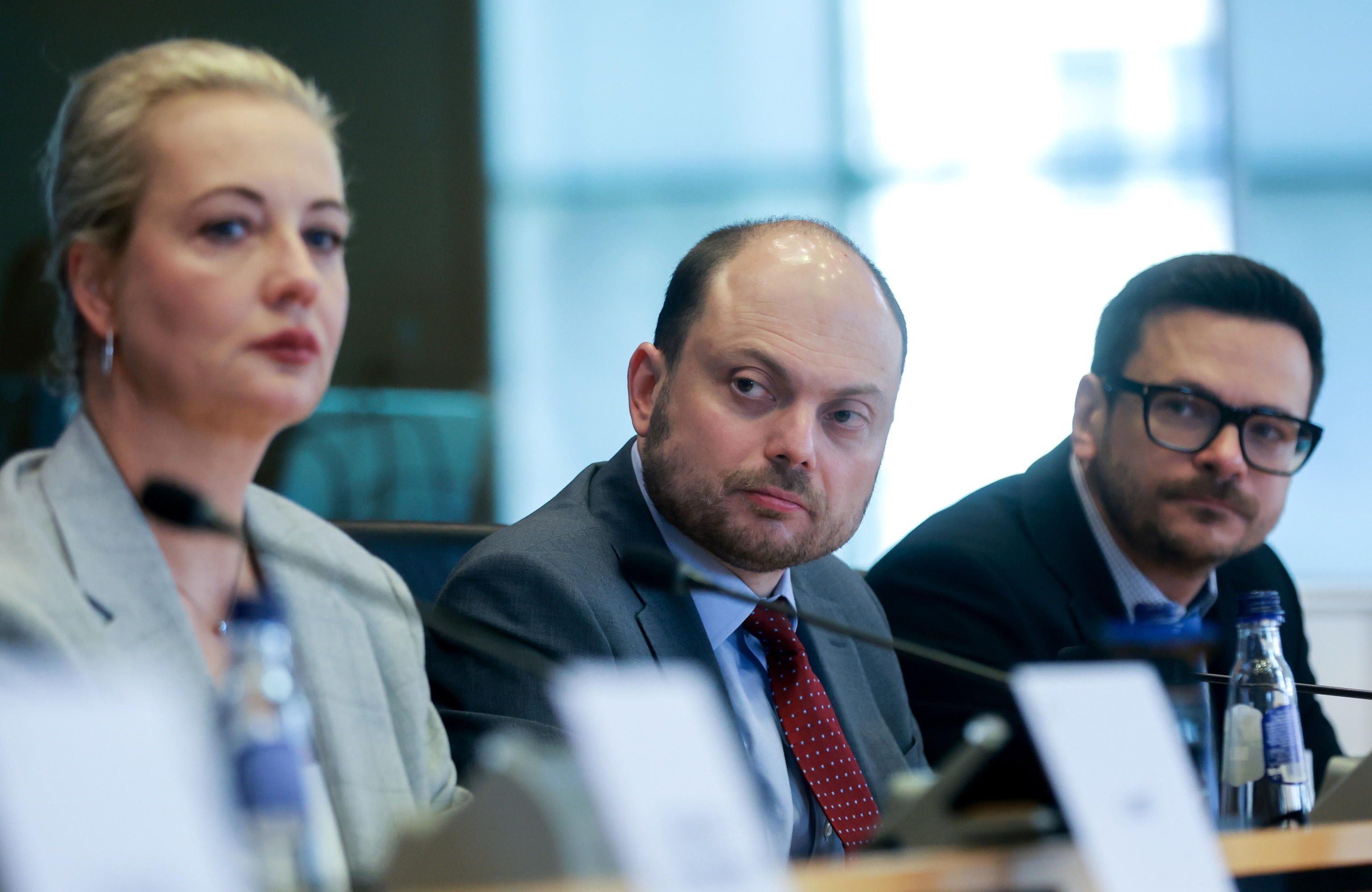 Vladimir Kara Murza, al centro, con Yulia Navalnaya e Ilya Yashin a una audizione dell'opposizione democratica russa al Parlamento europeo, il 5 giugno 2025 EPA/OLIVIER HOSLET