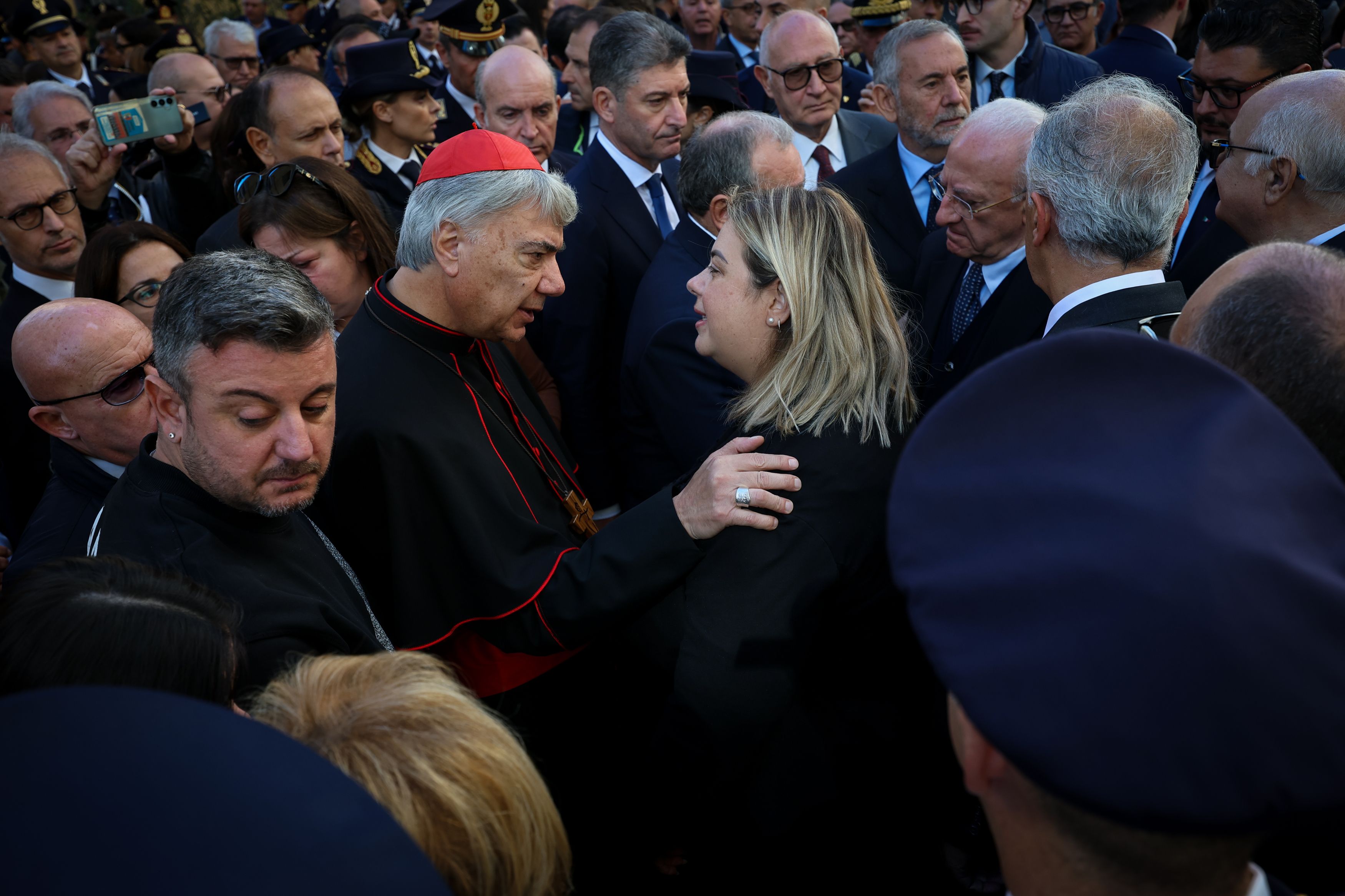 Il cardinale Mimmo Battaglia, arcivescovo di Napoli, abbraccia la vedova di Aniello Scarpati&nbsp;