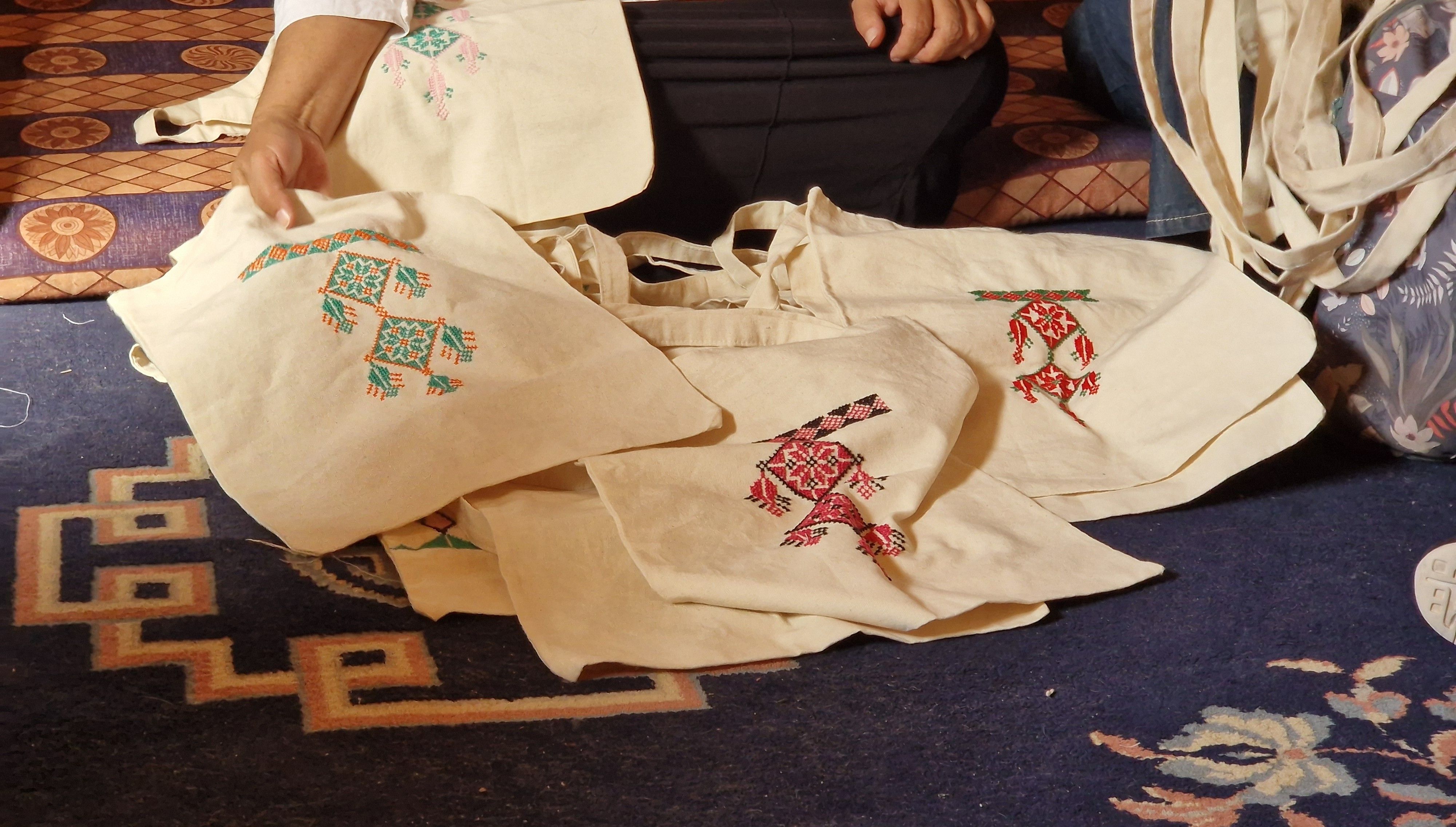 Alcune delle borse realizzate dalle donne beduine ad al-Hatrura