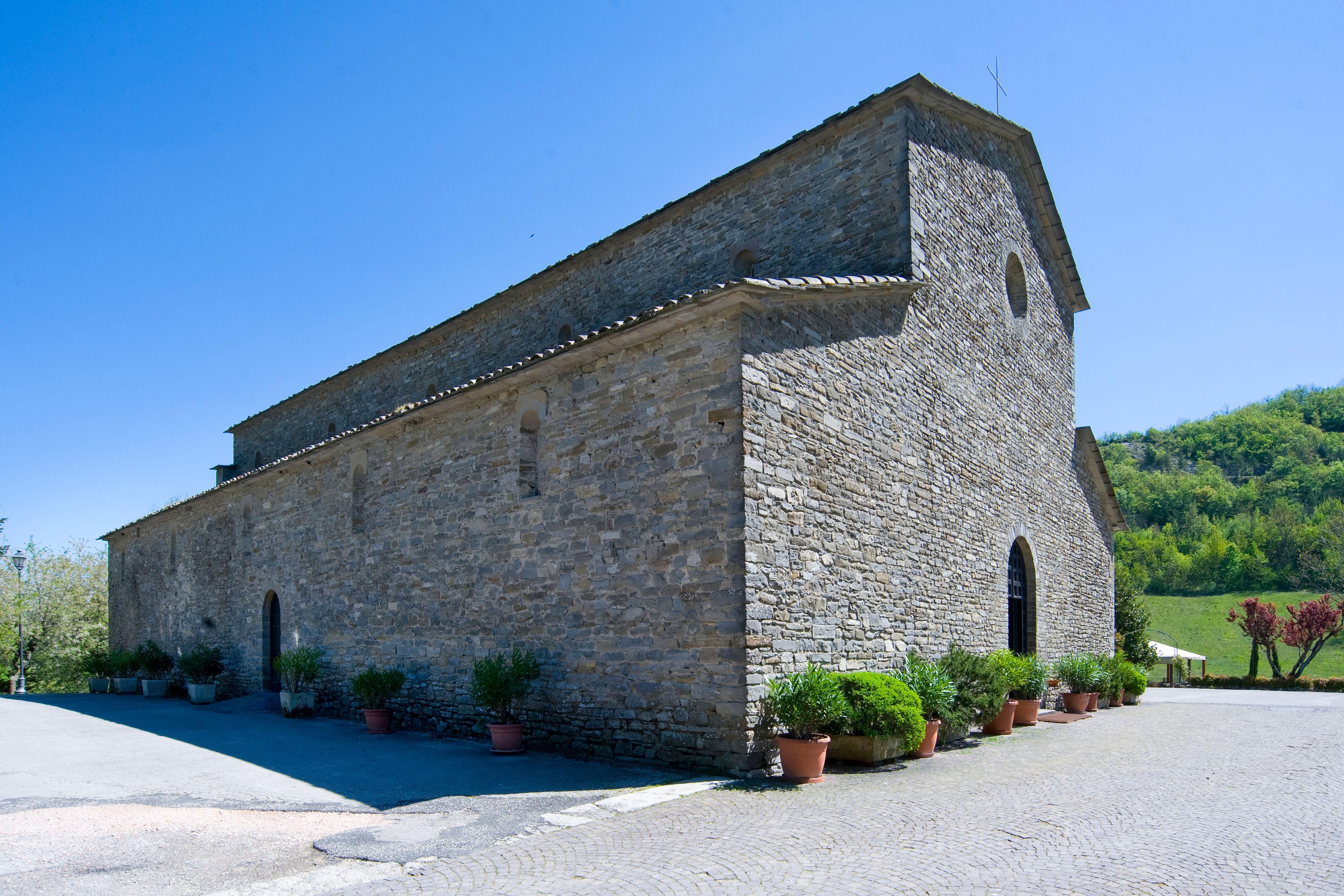 L’abbazia benedettina di San Michele Arcangelo a Làmoli, Borgo Pace /Alamy