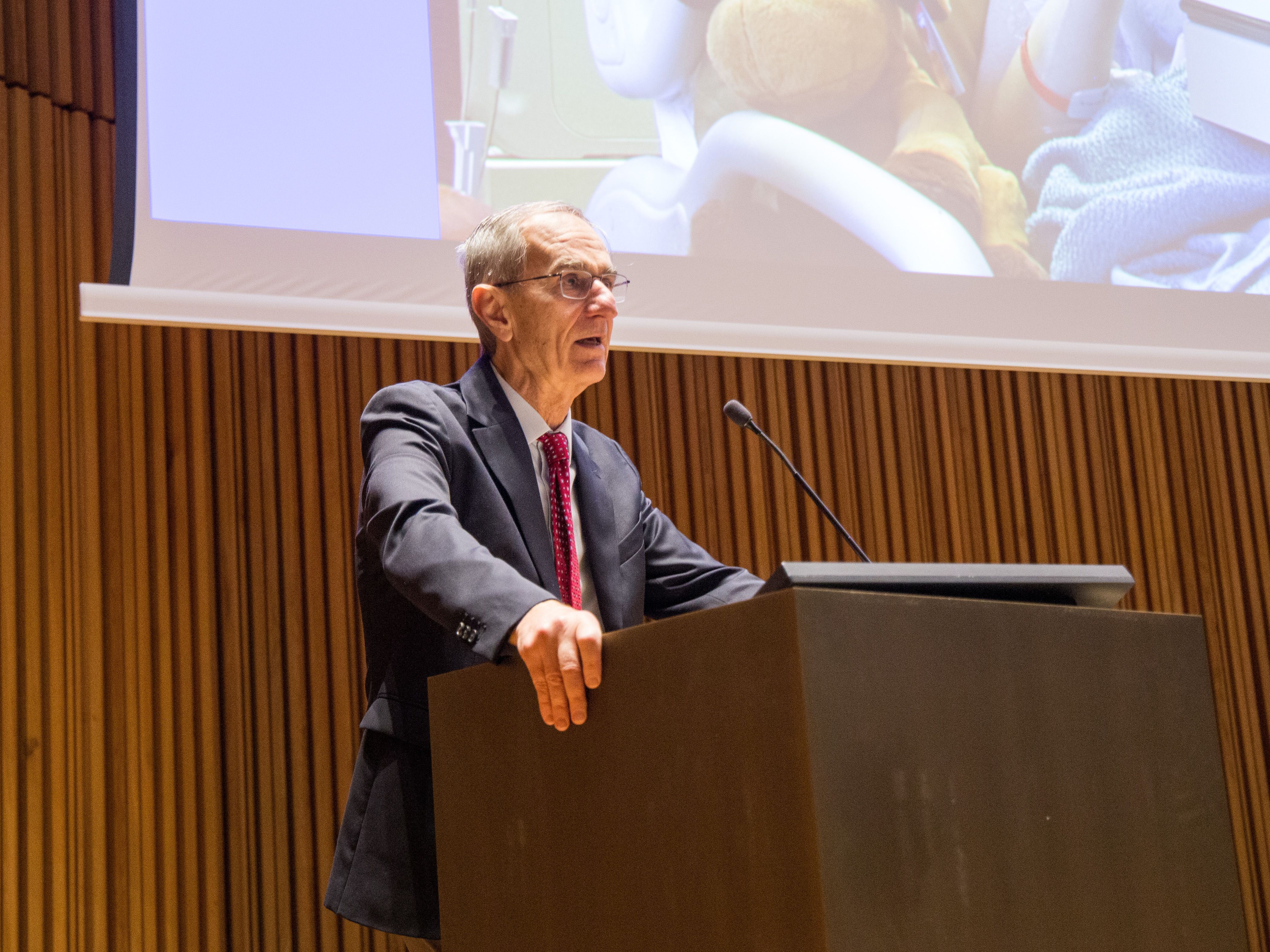 Eduardo Bruera durante il convegno di Milano sulle cure palliative