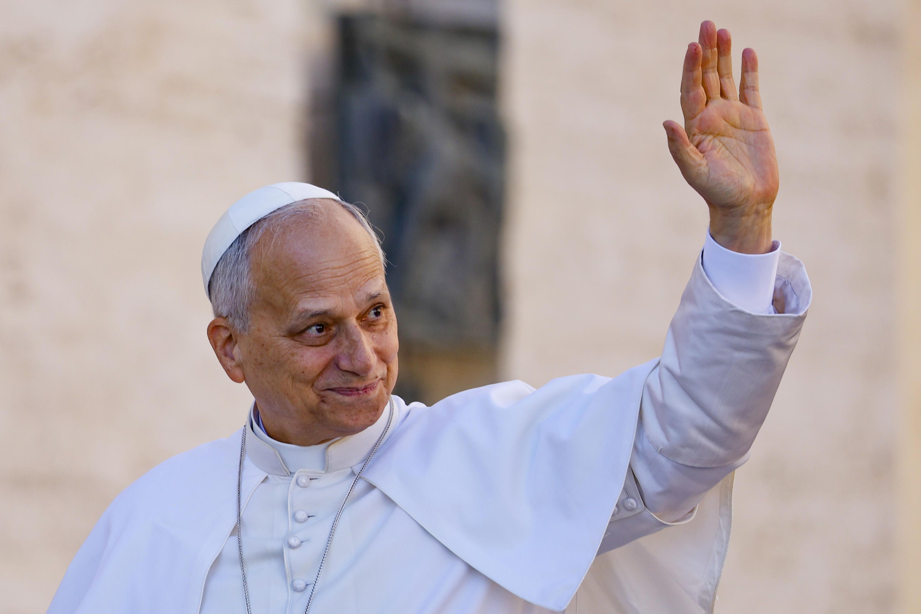 Papa Leone XIV fra i pellegrini durante l'udienza generale in piazza San Pietro / ANSA