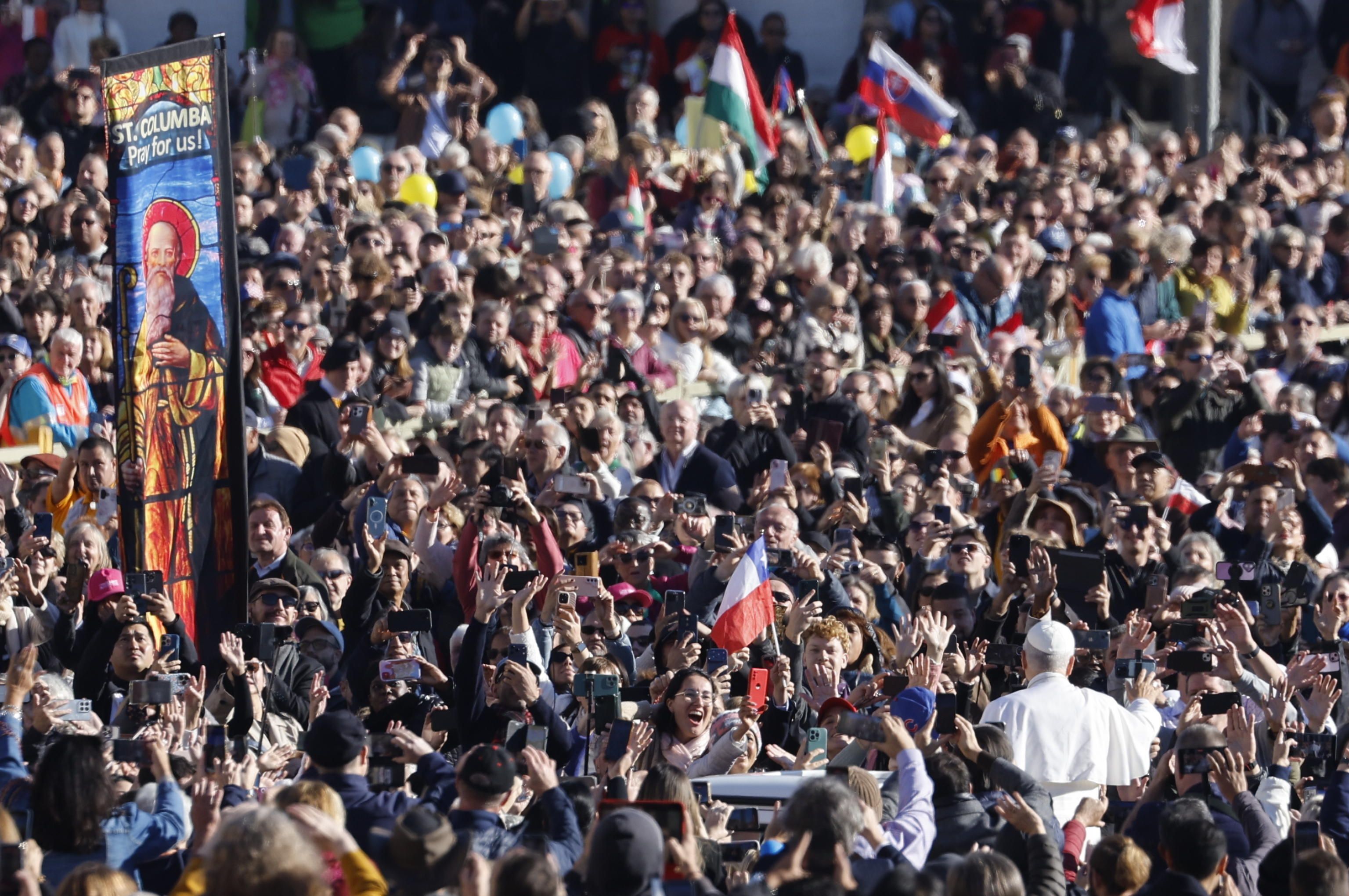 Papa Leone XIV fra i pellegrini durante l'udienza generale in piazza San Pietro / ANSA