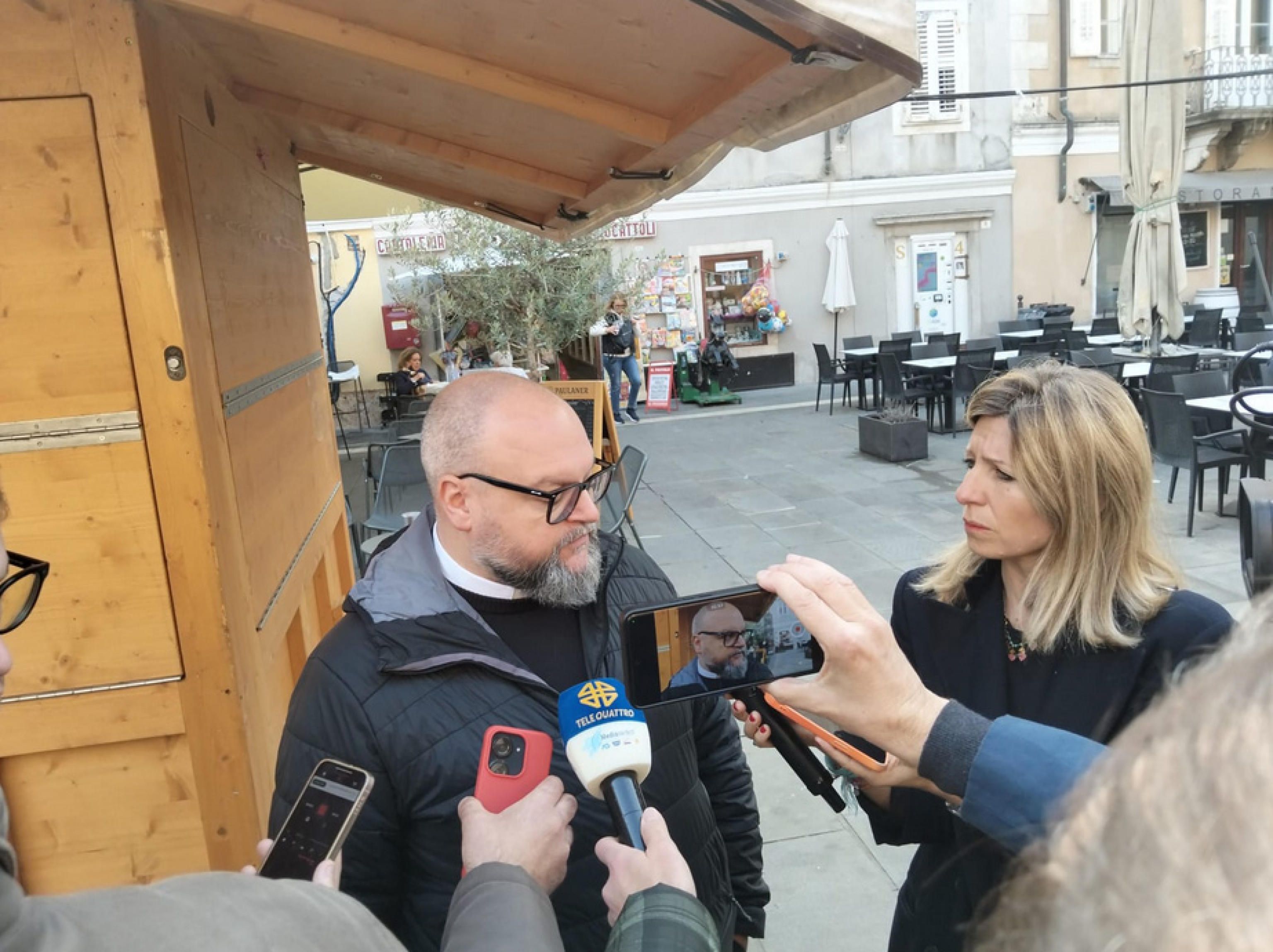 Don Andrea Destradi, il parroco di Muggia, parla con alcuni giornalisti della tragedia che ha visto una donna uccidere il figlio di appena 9 anni