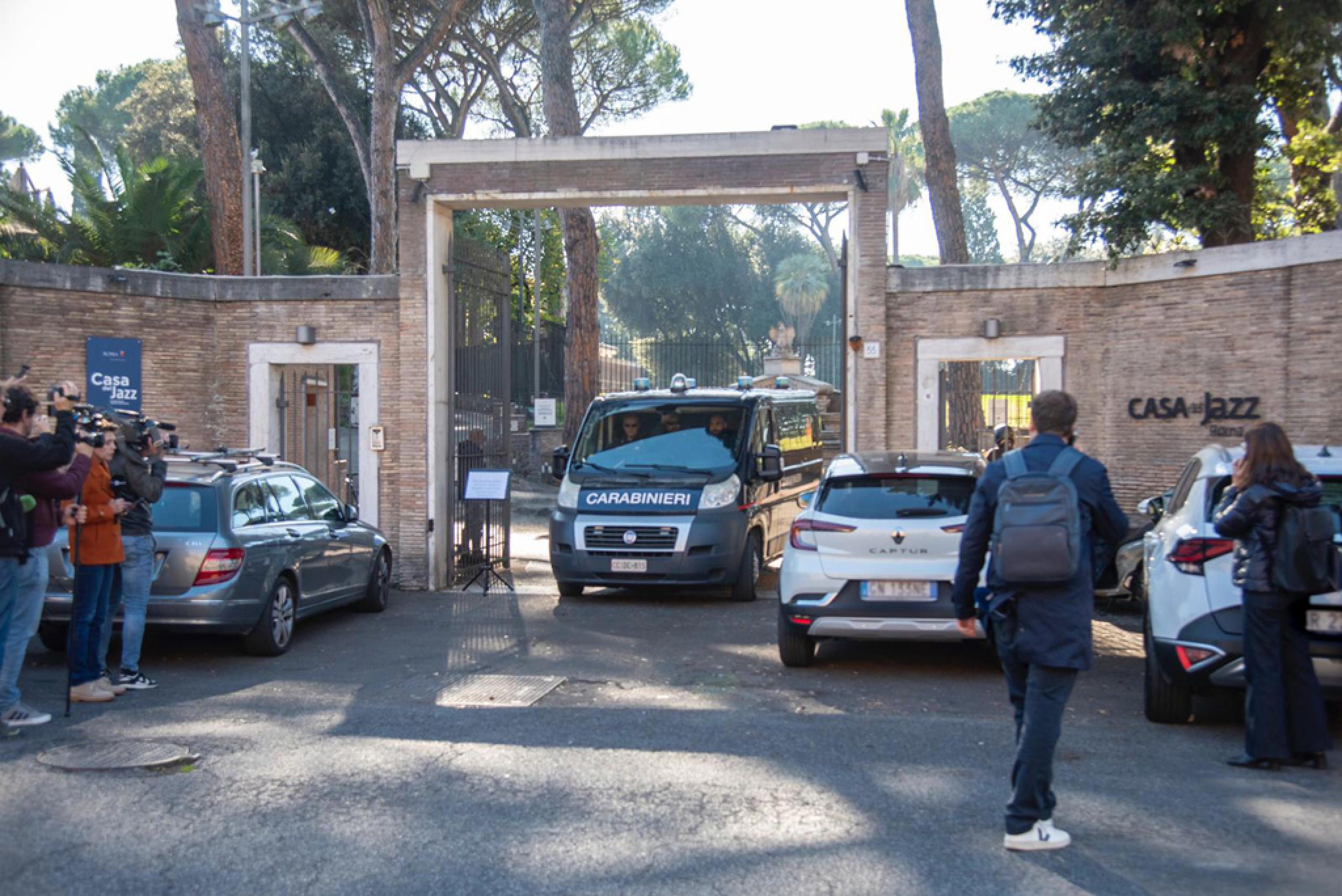 Un furgone dei Carabinieri esce dalla Casa del Jazz dopo le prime ricerche nel tunnel interrato/Ansa