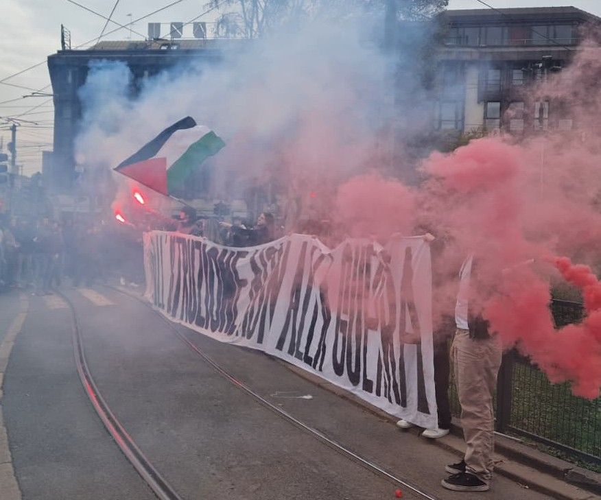 Manifestanti con fumogeni a Milano