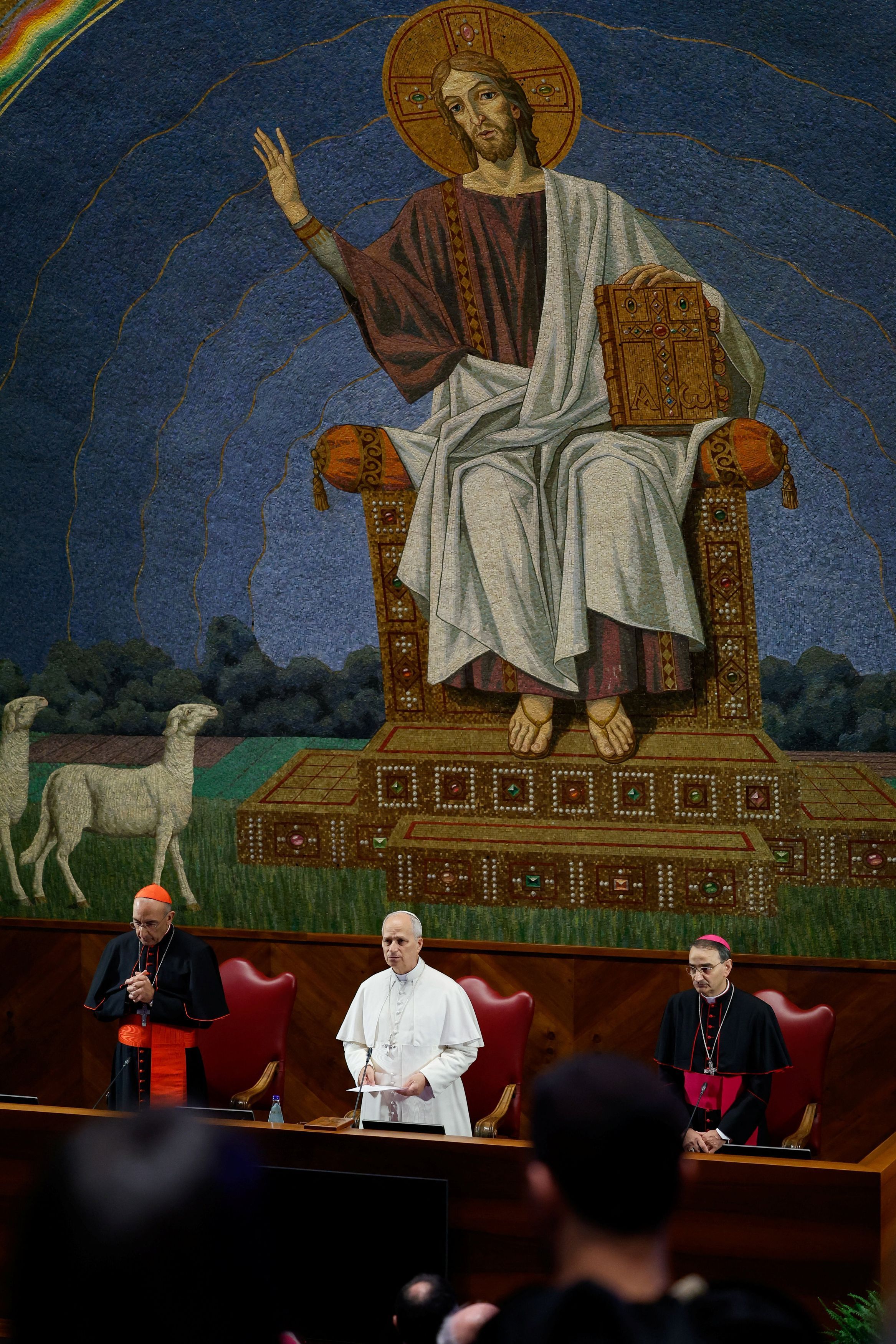 Papa Leone XIV apre l'anno accademico alla Pontificia Università Lateranense a Roma. Al suo fianco il cardinale Reina e il rettore arcivescovo Amarante / REUTERS